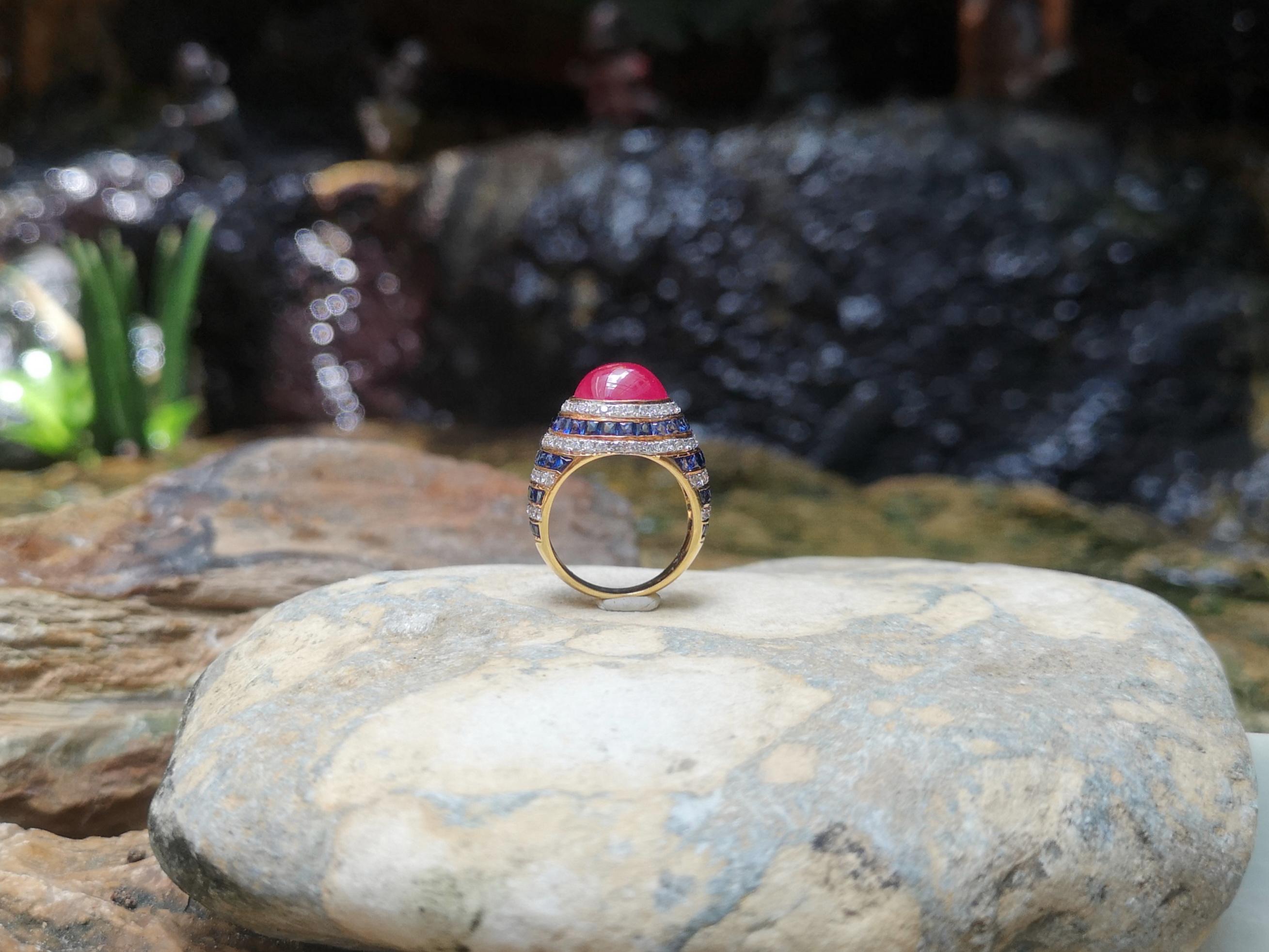 Bague en or 18 carats sertie d'un cabochon de rubis, de saphirs bleus et de diamants en vente 6