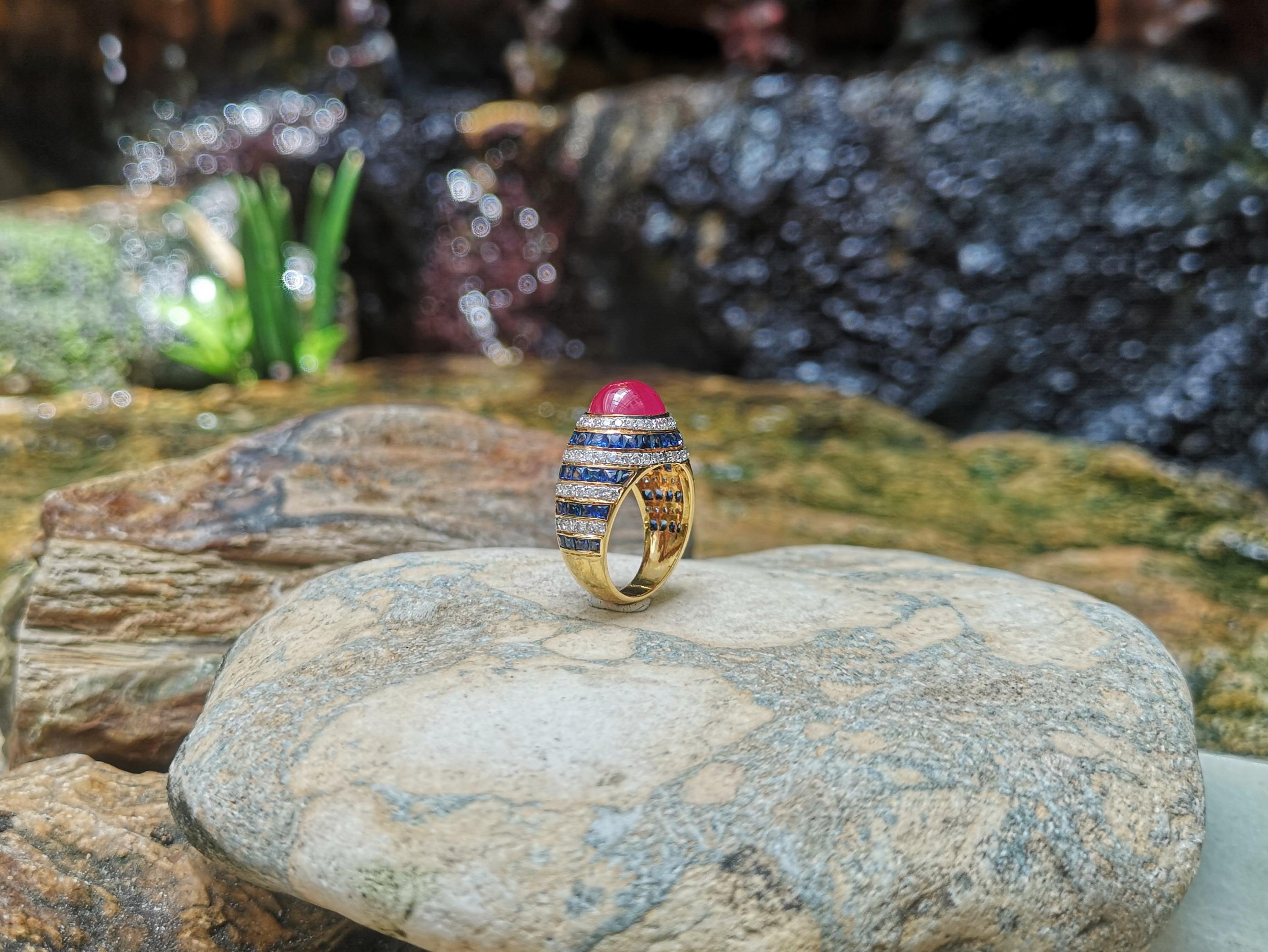 Bague en or 18 carats sertie d'un cabochon de rubis, de saphirs bleus et de diamants en vente 9