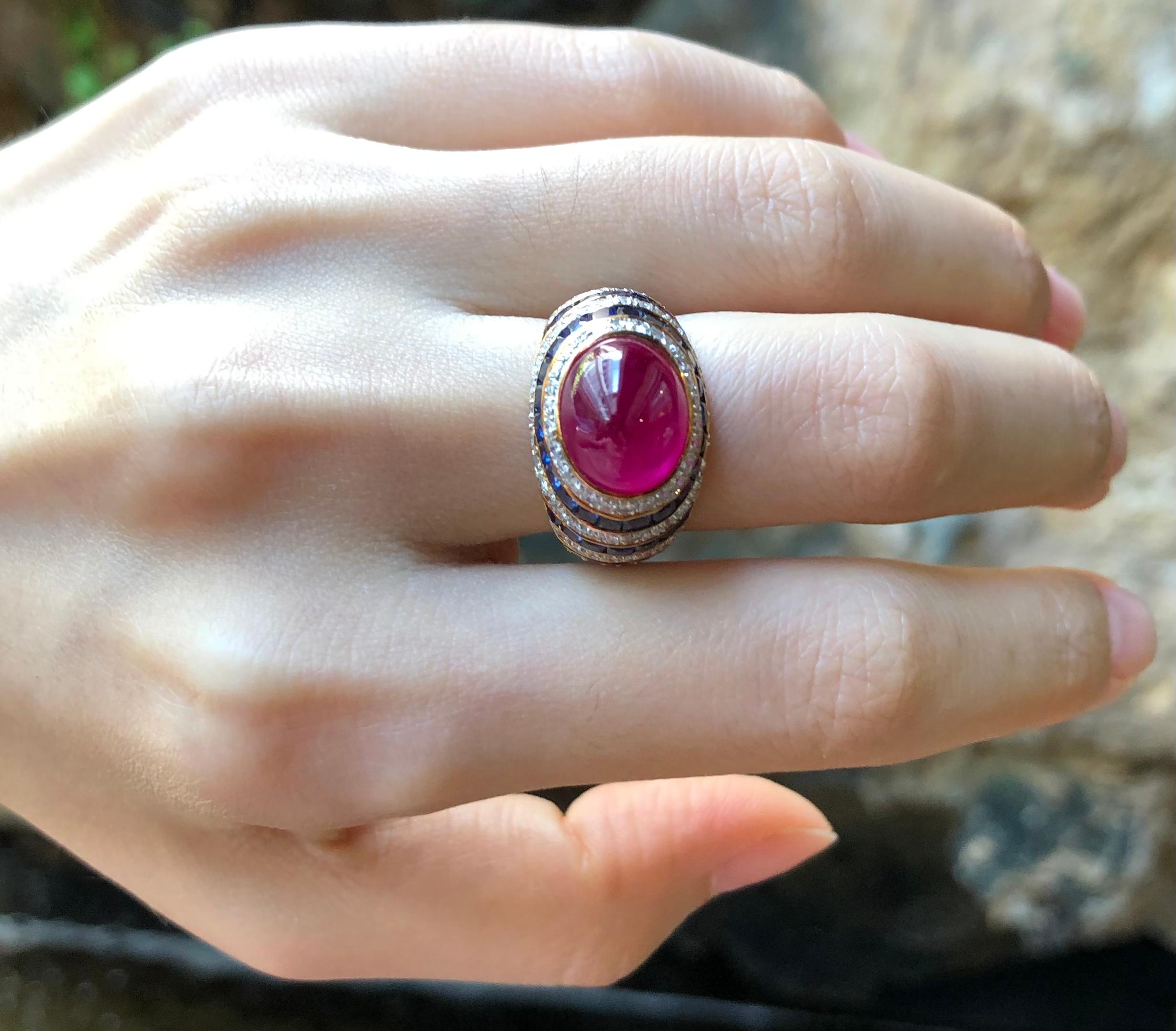 Bague en or 18 carats sertie d'un cabochon de rubis, de saphirs bleus et de diamants en vente 1