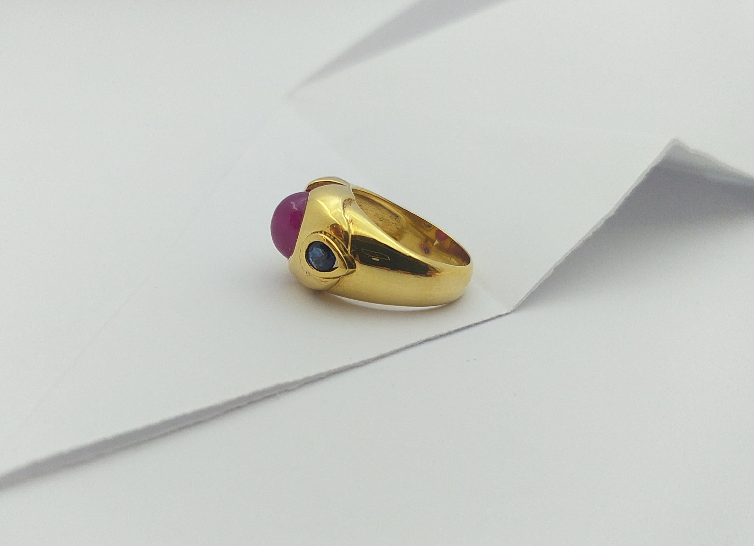 Cabochon Ruby with Blue Sapphire Ring set in 18 Karat Gold Settings For Sale 7