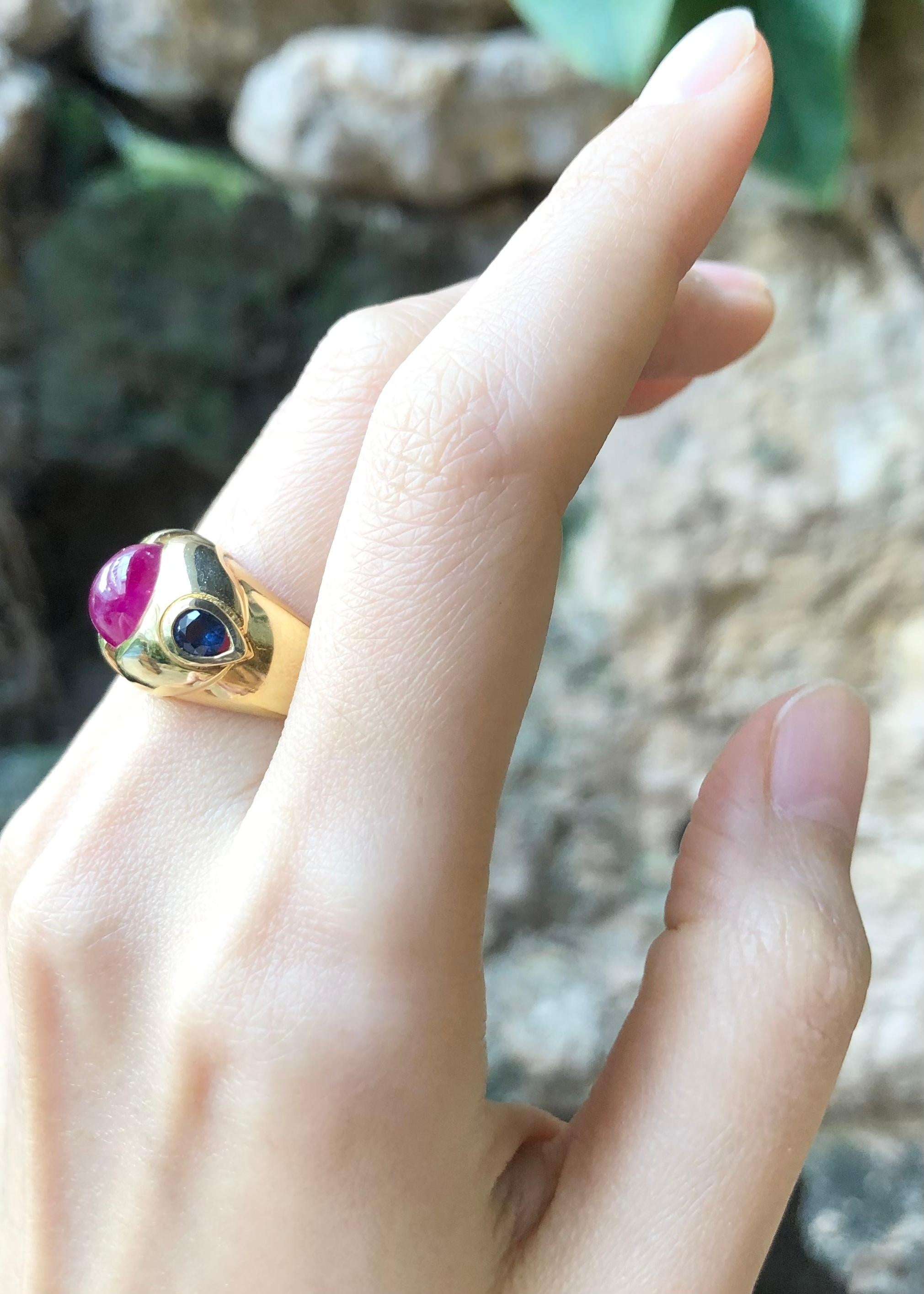 Contemporary Cabochon Ruby with Blue Sapphire Ring set in 18 Karat Gold Settings For Sale