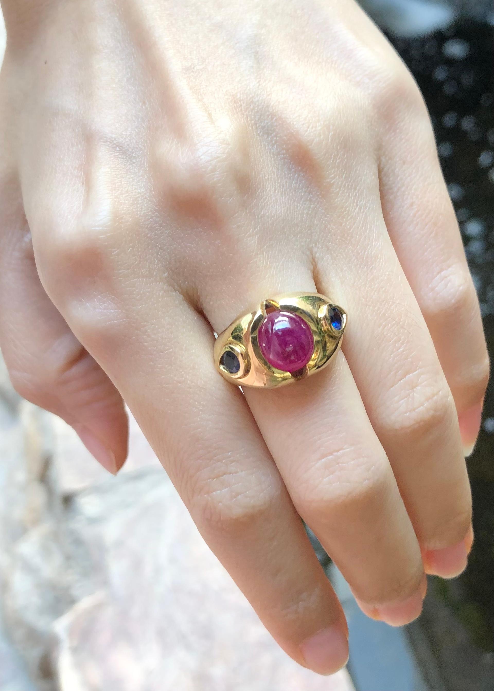 Cabochon Ruby with Blue Sapphire Ring set in 18 Karat Gold Settings In New Condition For Sale In Bangkok, TH