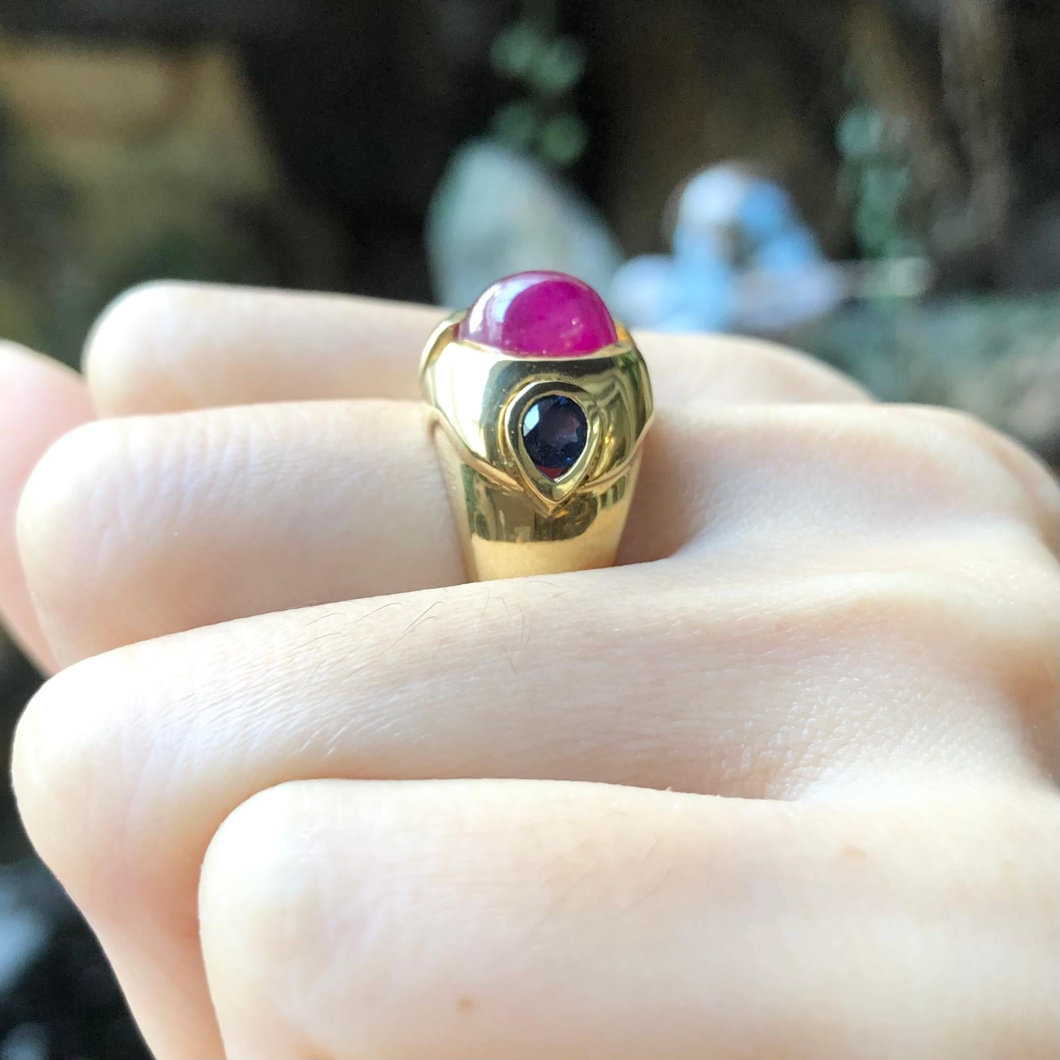 Cabochon Ruby with Blue Sapphire Ring set in 18 Karat Gold Settings For Sale 1