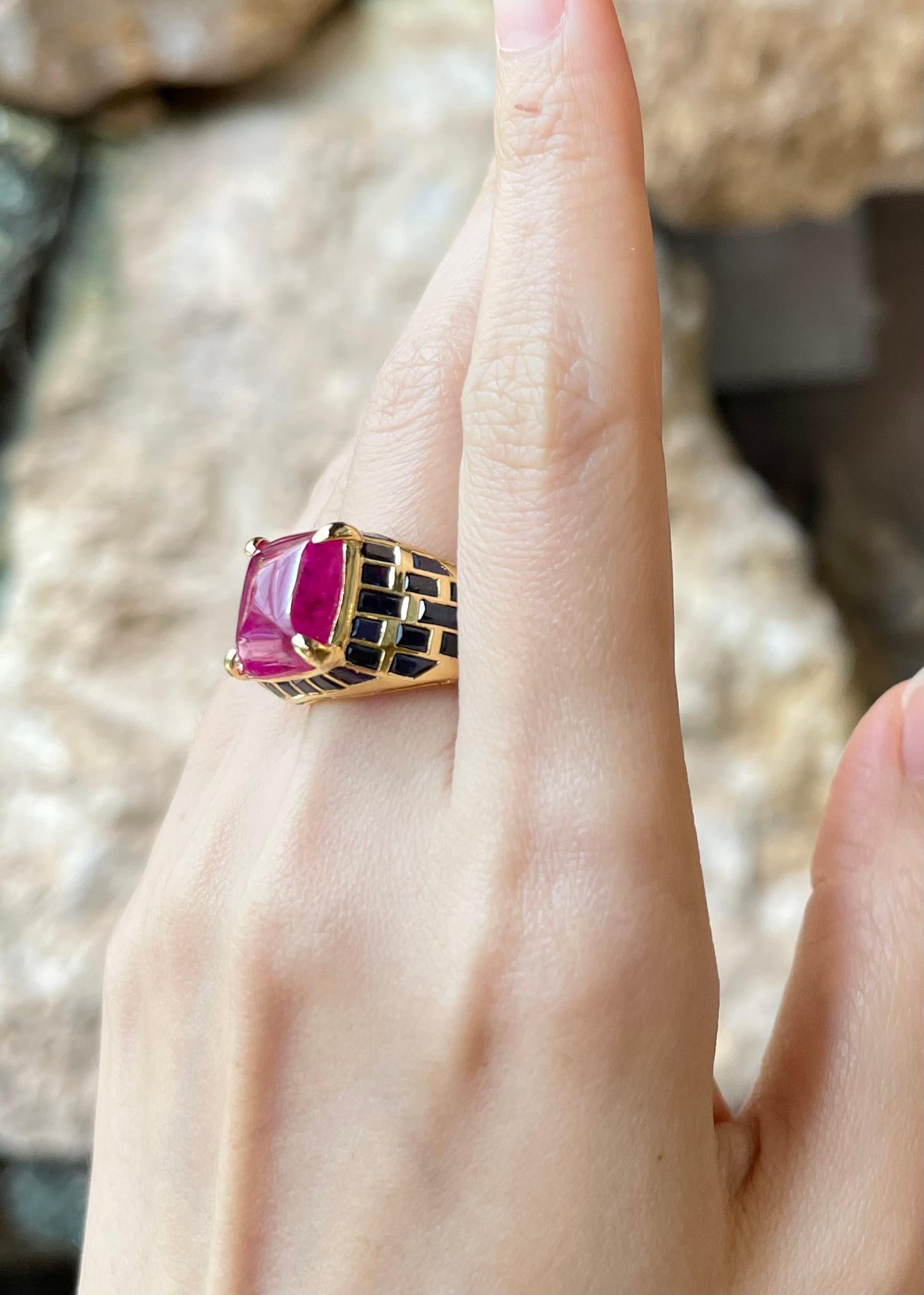 Cabochon Rubin mit blauem Saphir Ring in 18K Goldfassung im Zustand „Neu“ im Angebot in Bangkok, TH