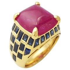 Anello con rubino cabochon e zaffiro blu incastonato in oro 18 carati