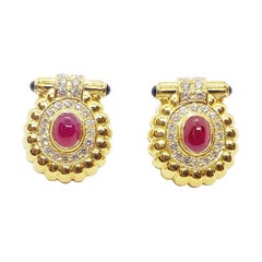 Boucles d'oreilles en or 18 carats avec cabochon de rubis, diamant et saphir bleu en cabochon