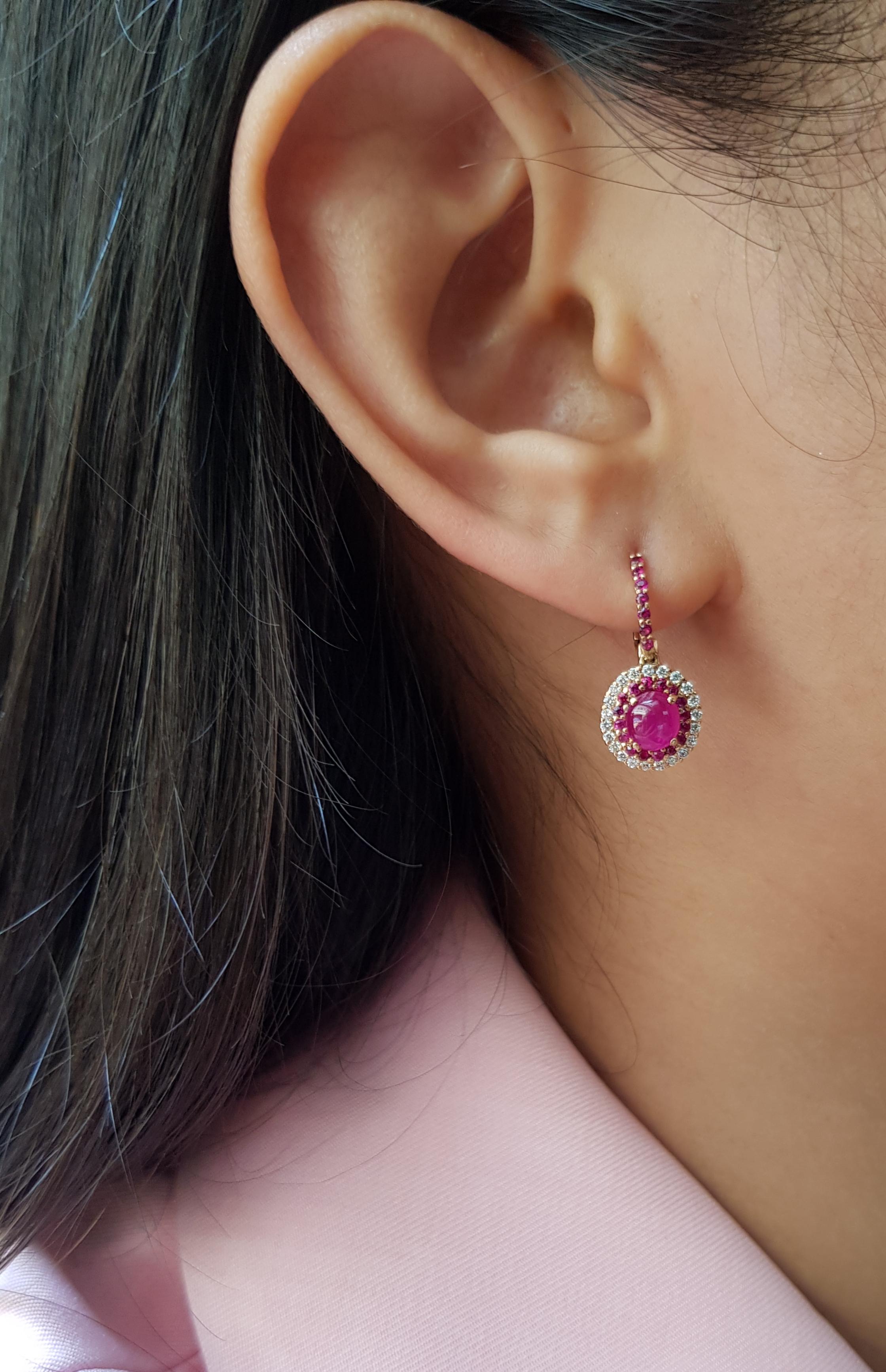 Cabochon Rubin 2,18 Karat mit Diamant 0,29 Karat und rosa Saphir 0,42 Karat Ohrringe in 18 Karat Roségold gefasst

Breite: 1,0 cm
Länge: 2,5 cm 

