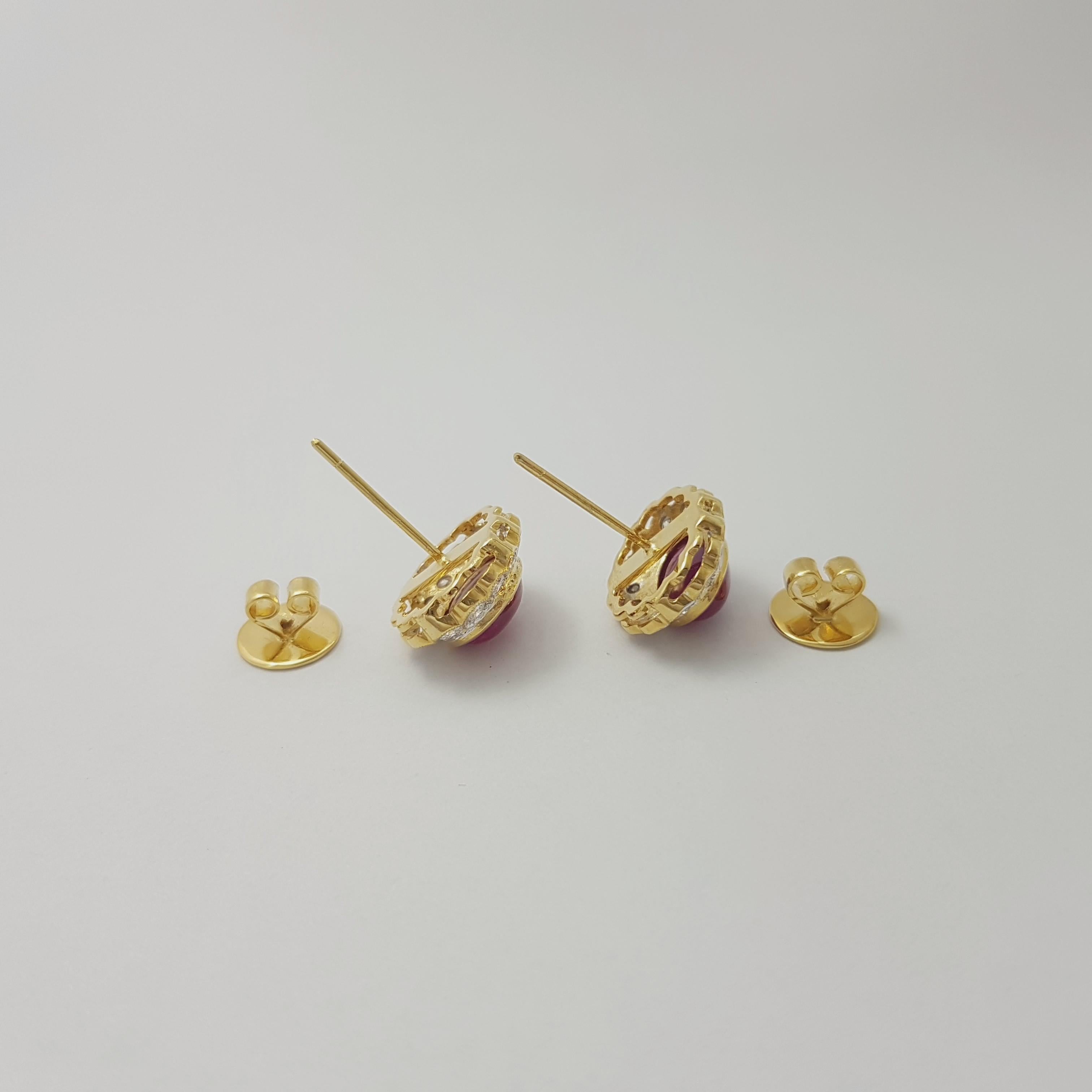 Cabochon Ruby with Diamond Earrings set in 18K Gold Settings in vendita 5