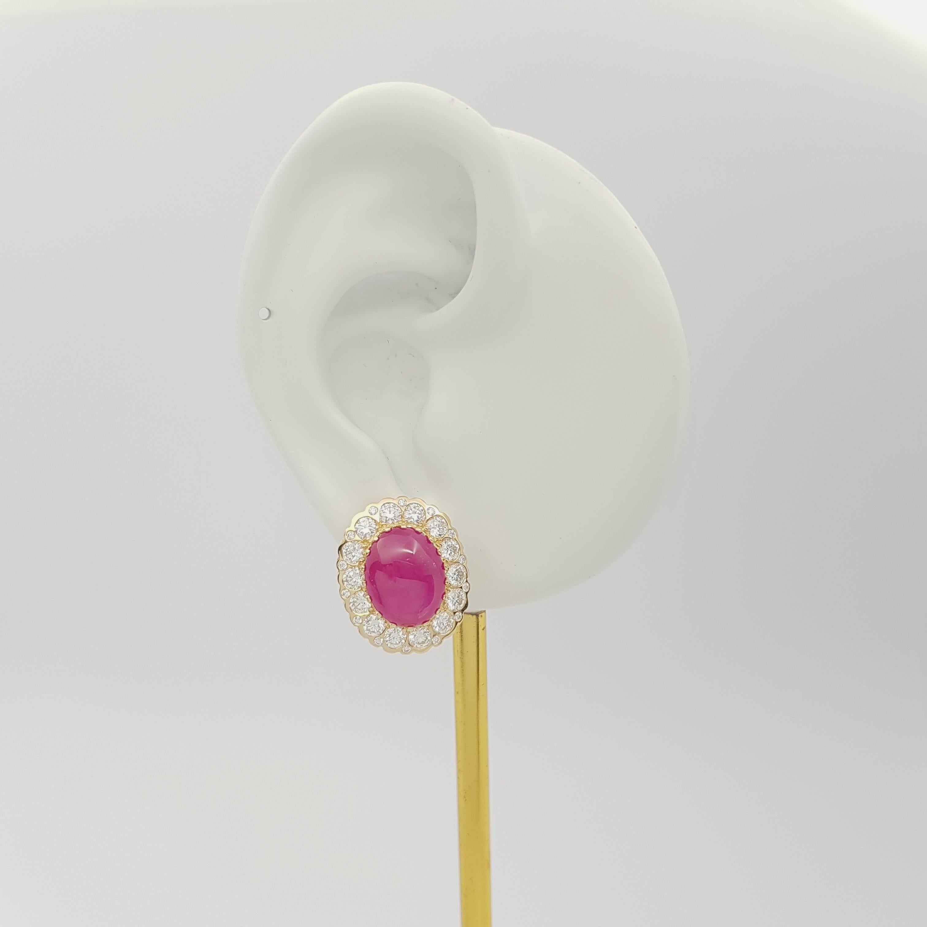 Rubino cabochon 9,82 carati con diamante 2,36 carati Orecchini con montatura in oro 18 carati

Larghezza: 1.6 cm 
Lunghezza: 1.9 cm
Peso totale: 11.82 grammi
Certificato
GIA 1483567489
GIA 6481558155


