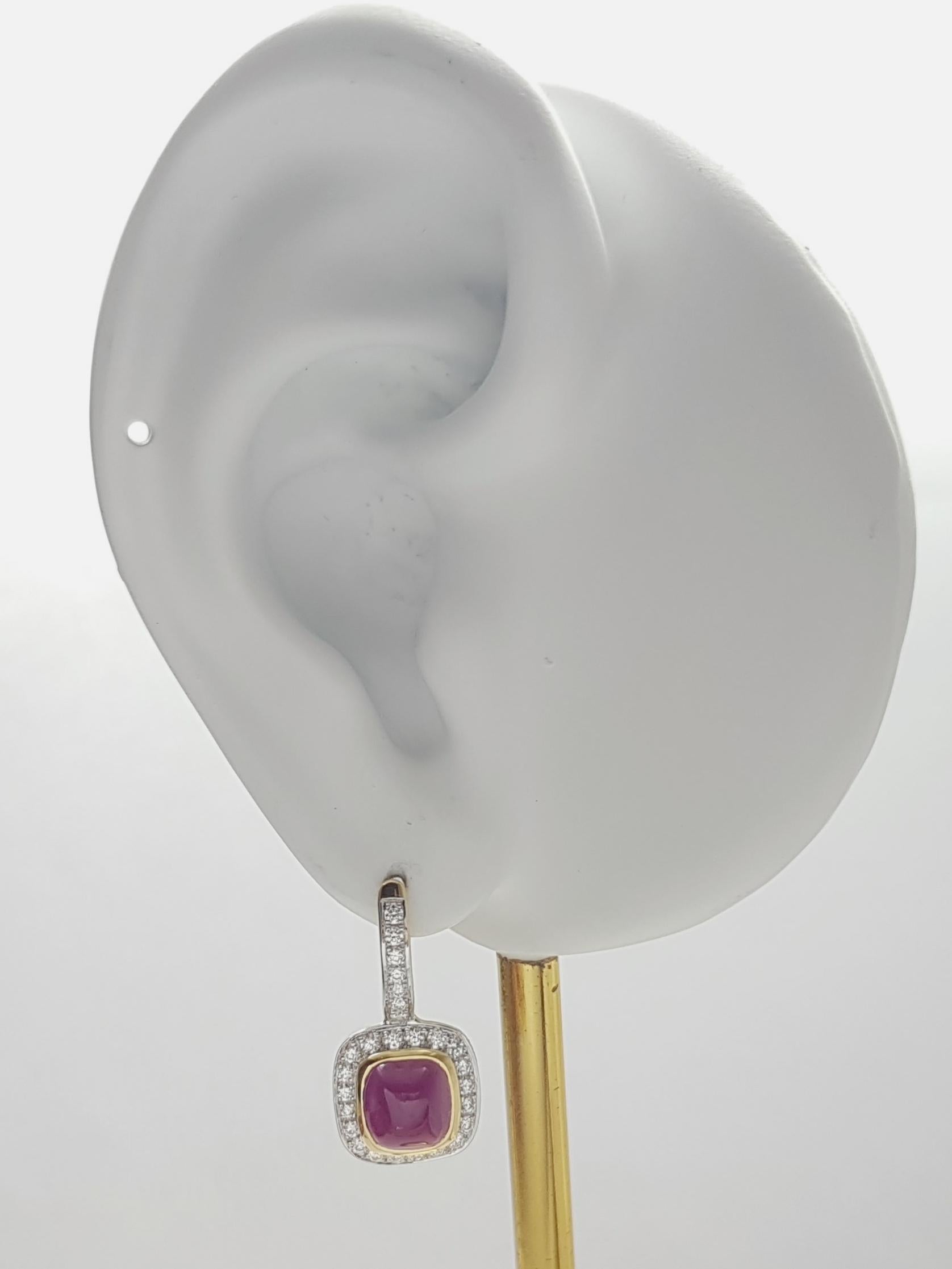 Orecchini con rubino cabochon di 3,67 carati e diamante di 0,48 carati con montatura in oro 18 carati

Larghezza: 1.0 cm 
Lunghezza: 2.2 cm
Peso totale: 4.15 grammi


