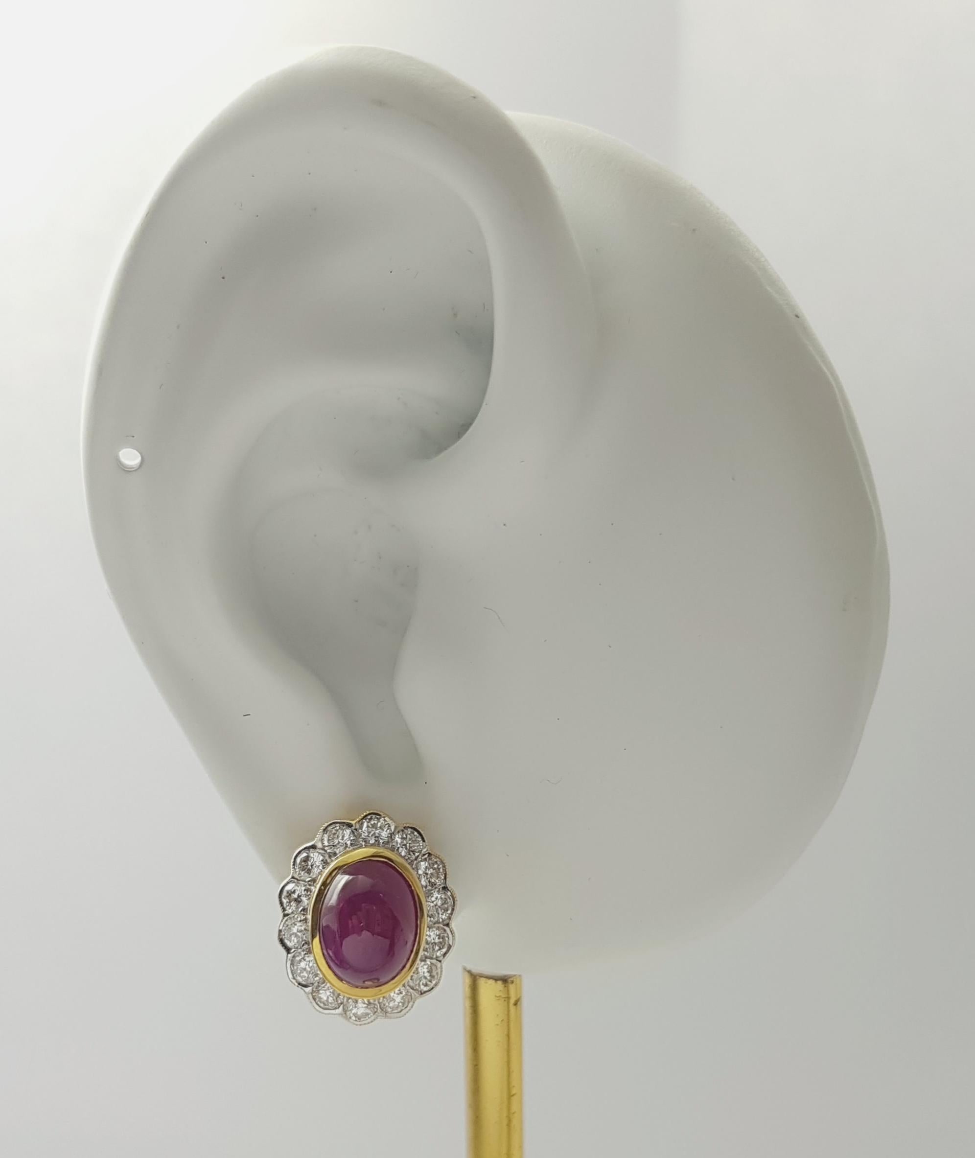 Orecchini con rubino cabochon di 6,17 carati e diamante di 1,14 carati con montatura in oro 18 carati

Larghezza: 1.3 cm 
Lunghezza: 1.5 cm
Peso totale: 7.74 grammi

