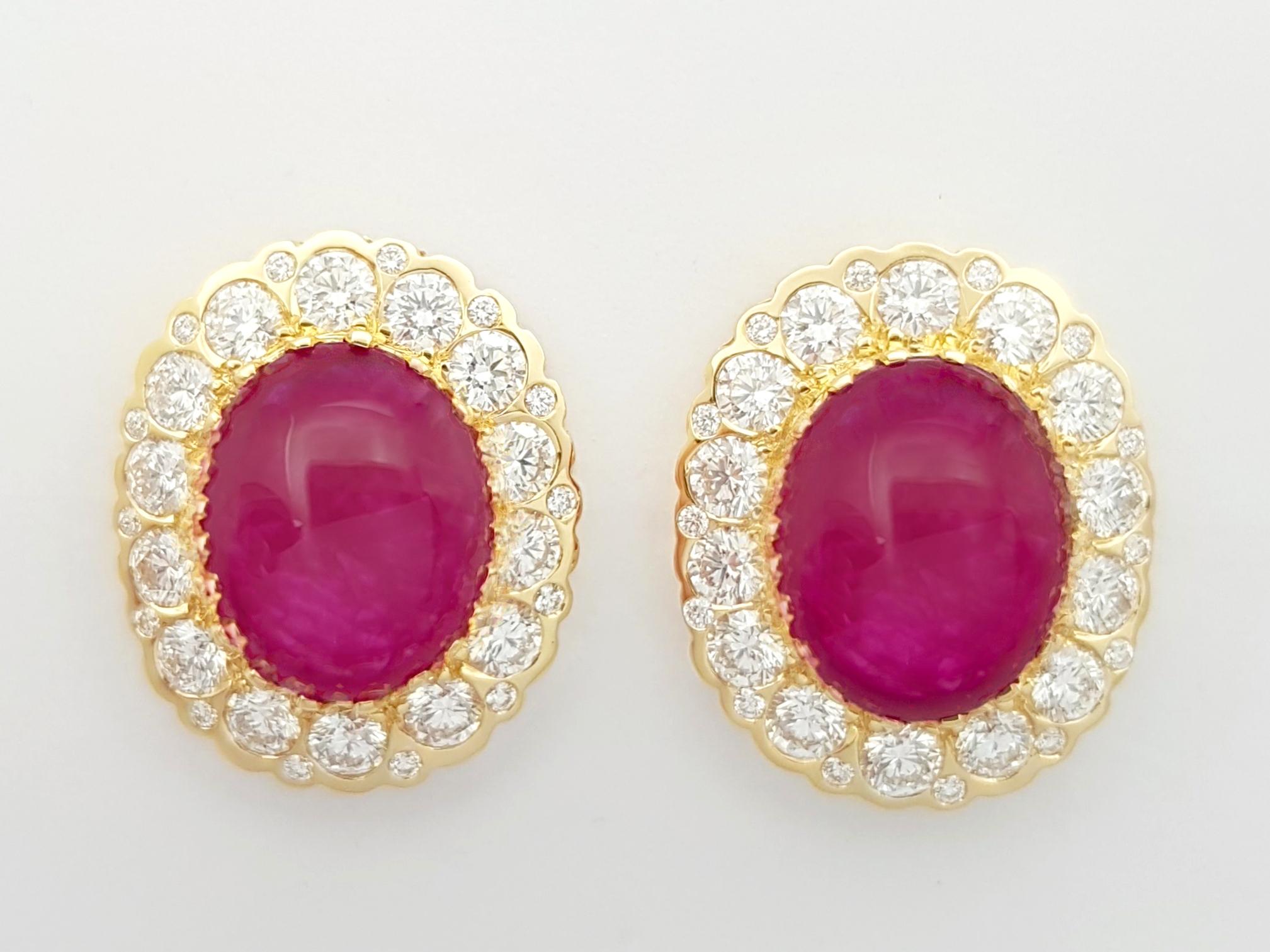 Contemporaneo Orecchini con rubino cabochon e diamanti con montatura in oro 18K in vendita