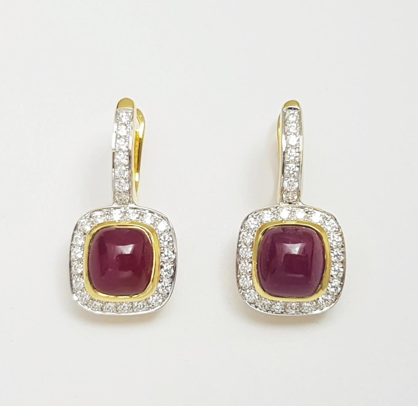 Contemporaneo Orecchini con rubino cabochon e diamanti con montatura in oro 18K in vendita