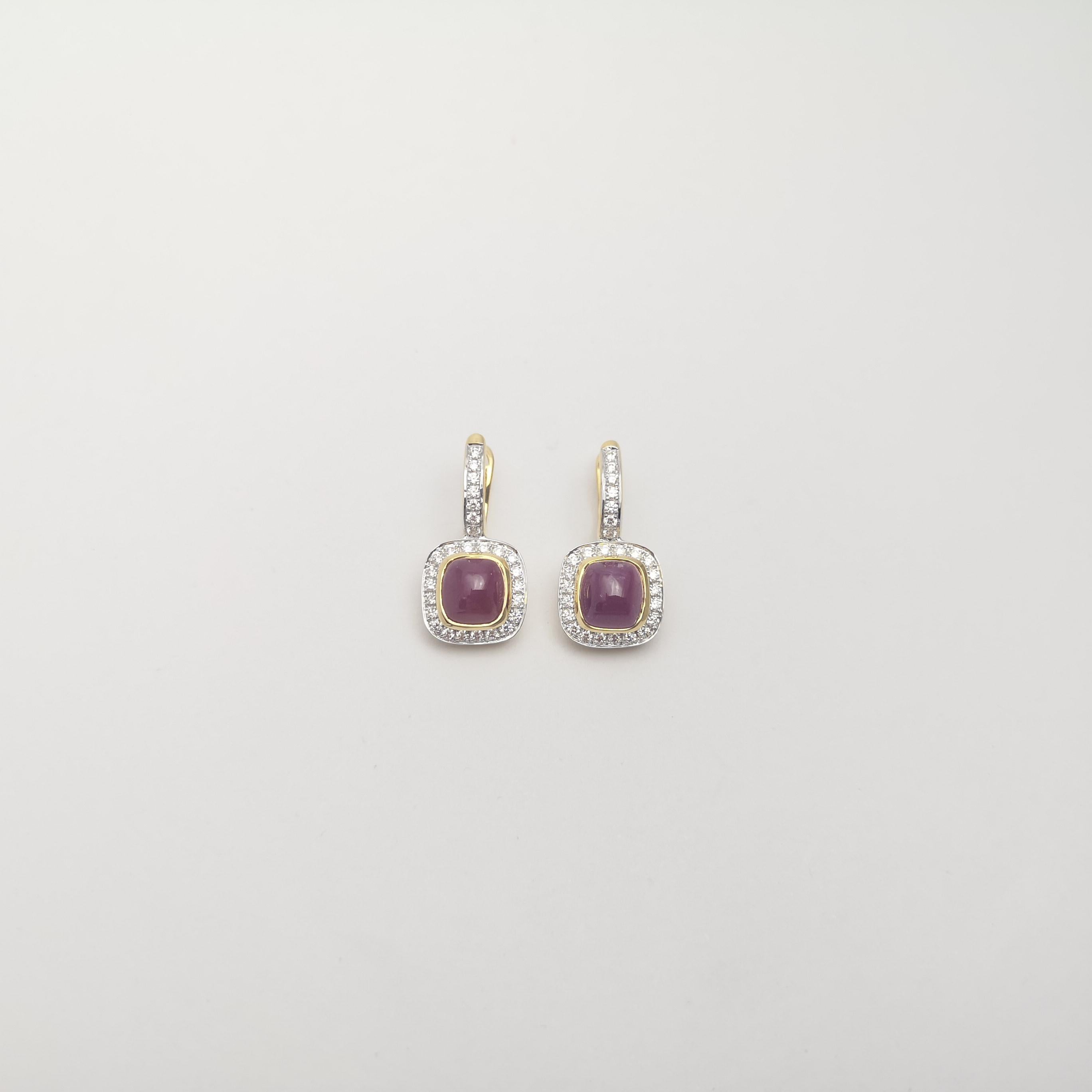 Cabochon Orecchini con rubino cabochon e diamanti con montatura in oro 18K in vendita