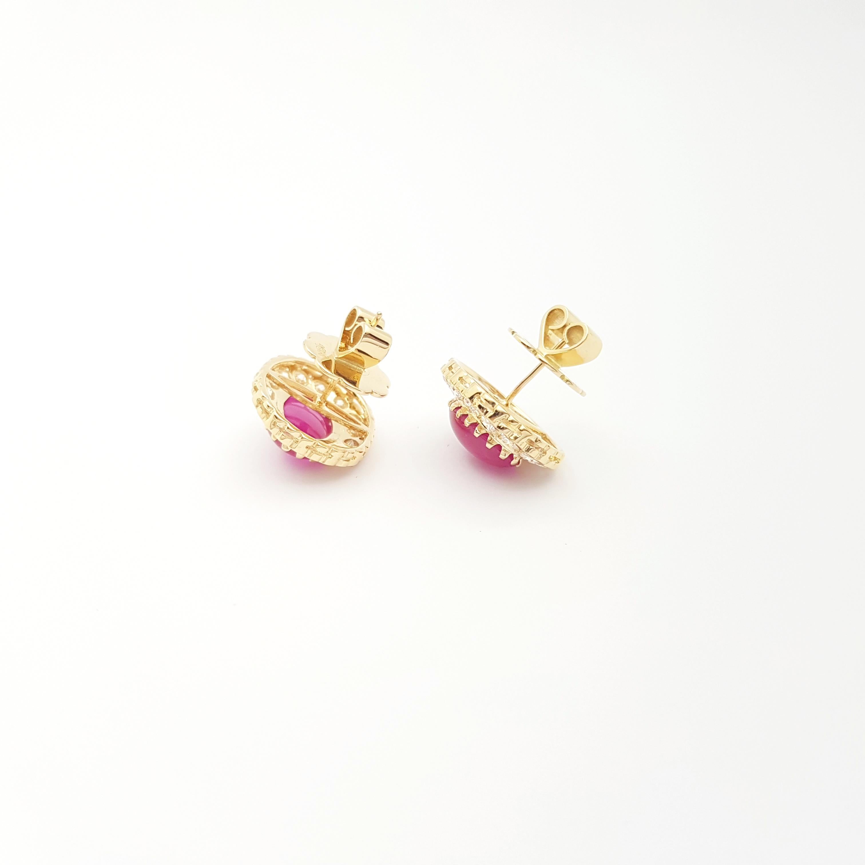 Orecchini con rubino cabochon e diamanti con montatura in oro 18K In condizioni Nuovo in vendita a Bangkok, TH