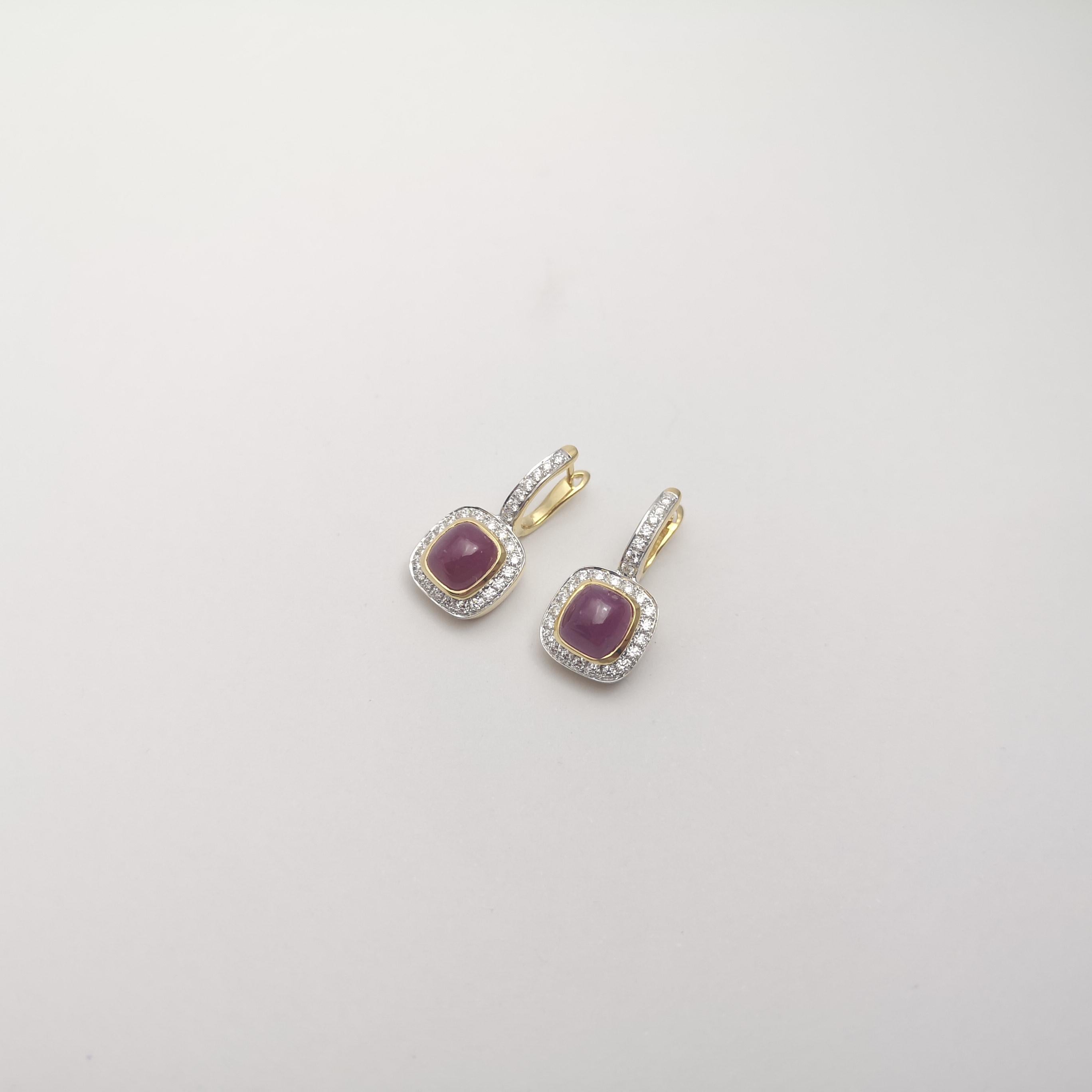 Orecchini con rubino cabochon e diamanti con montatura in oro 18K in vendita 1