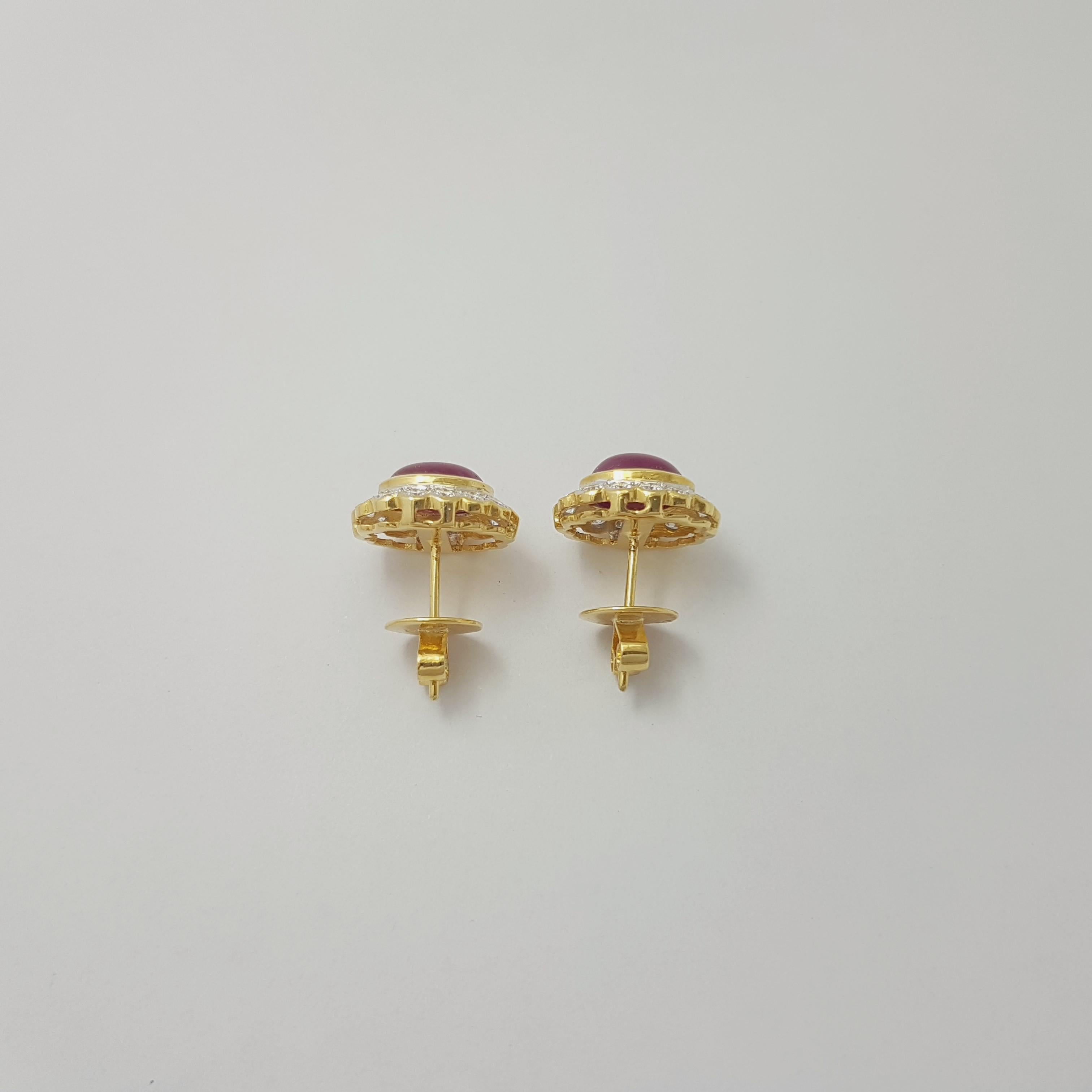 Cabochon Ruby with Diamond Earrings set in 18K Gold Settings in vendita 2