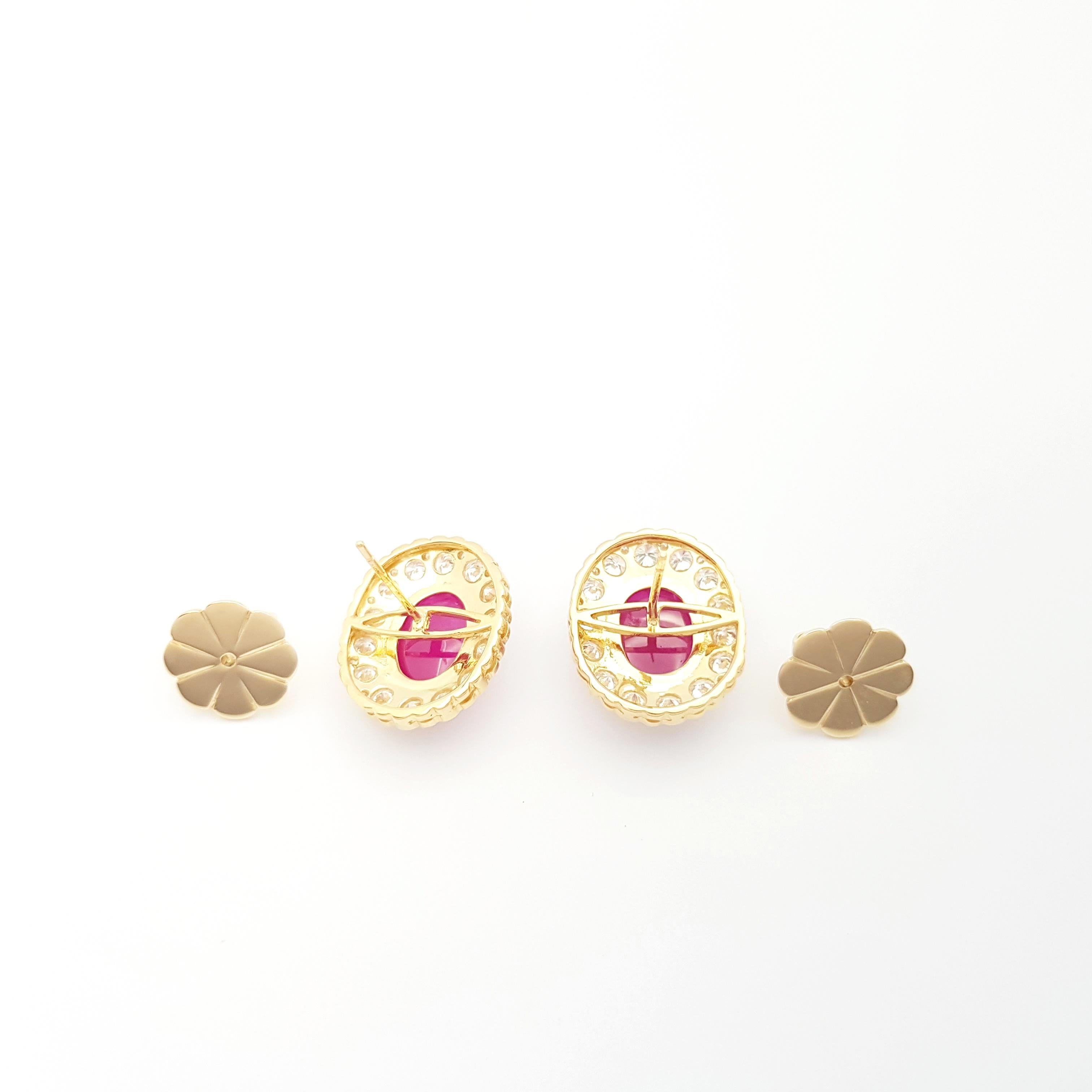 Orecchini con rubino cabochon e diamanti con montatura in oro 18K in vendita 2