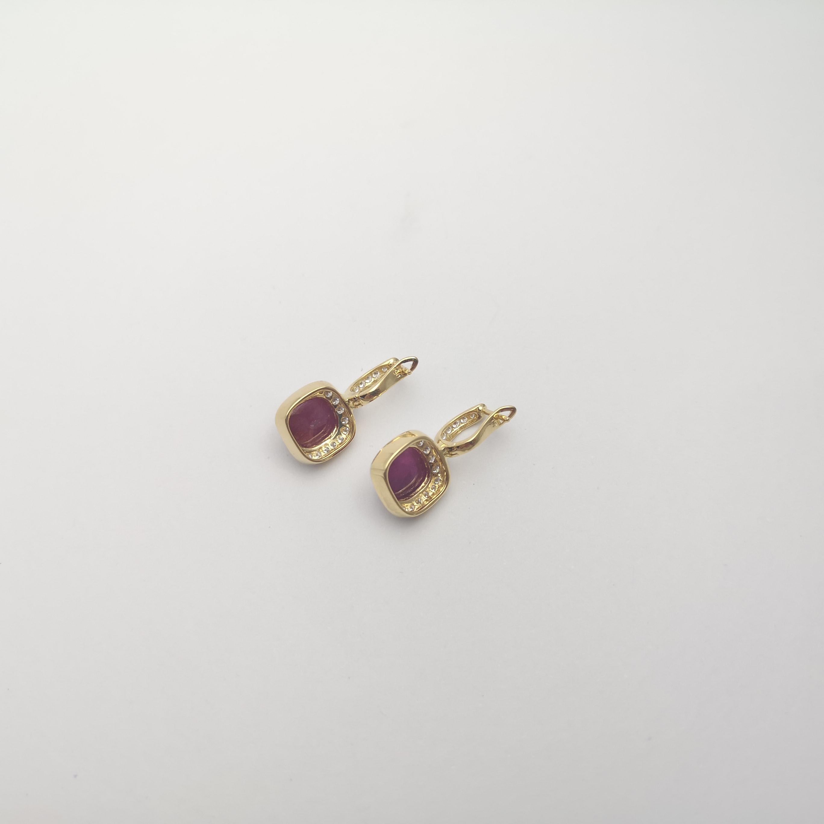 Orecchini con rubino cabochon e diamanti con montatura in oro 18K in vendita 2