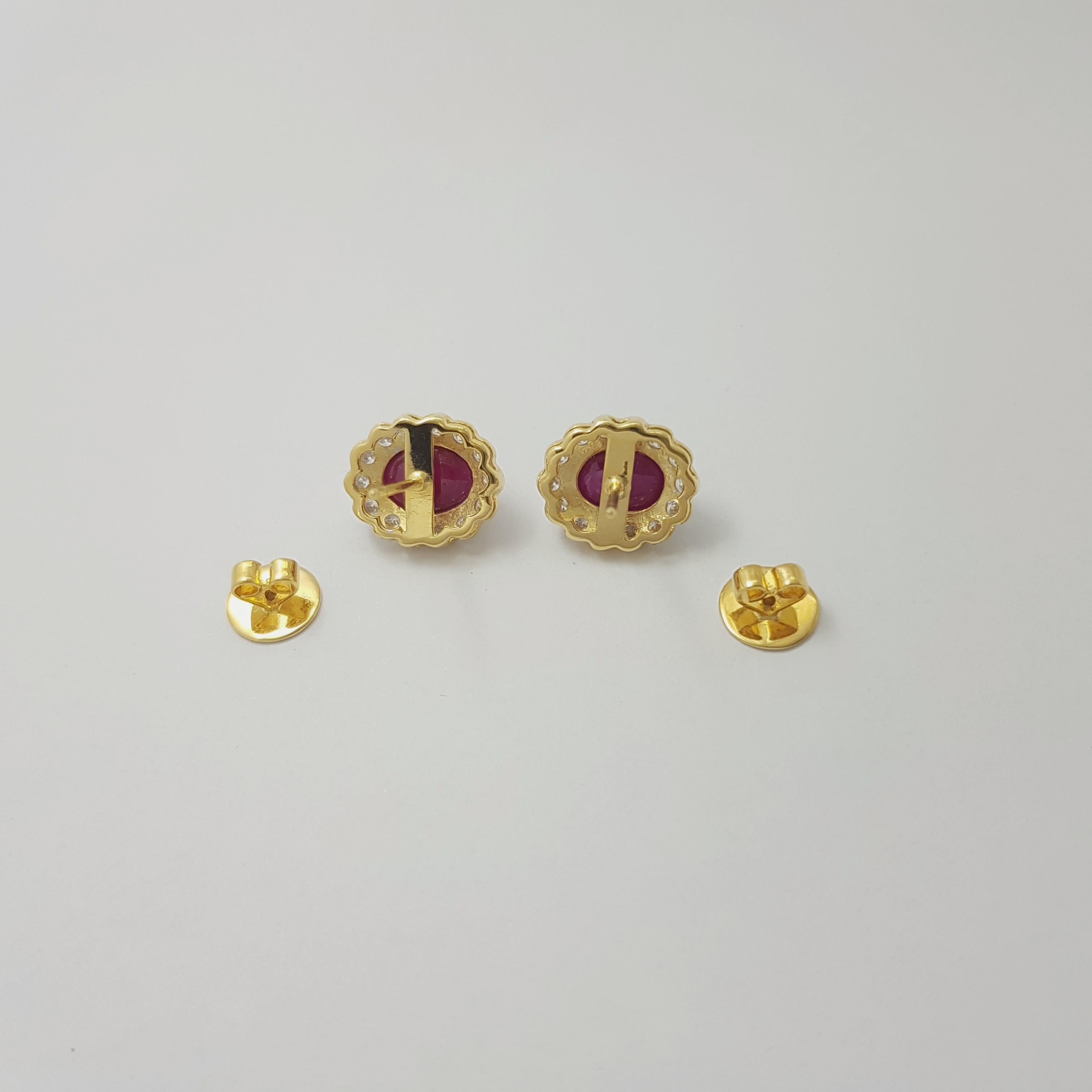 Cabochon Ruby with Diamond Earrings set in 18K Gold Settings in vendita 3