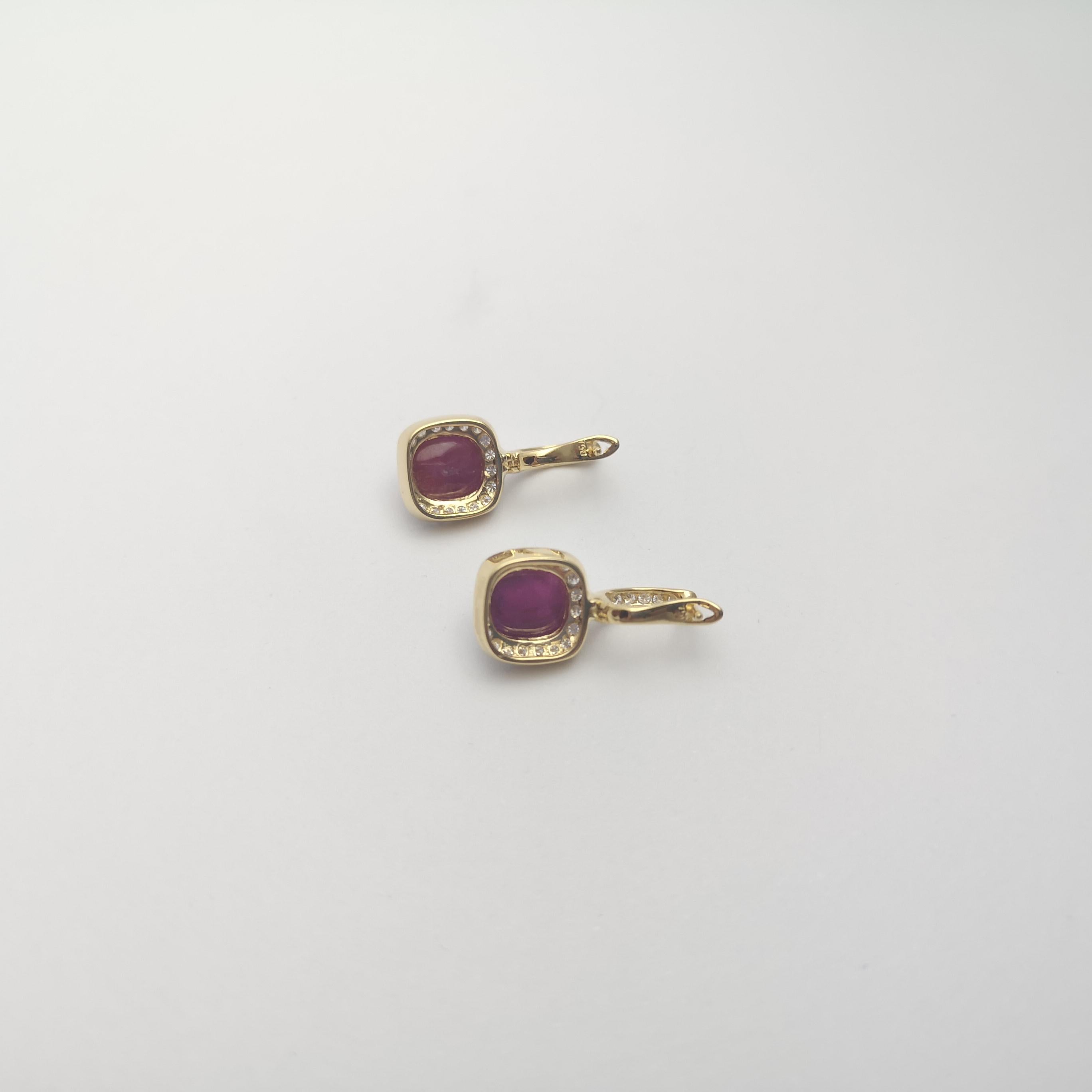 Orecchini con rubino cabochon e diamanti con montatura in oro 18K in vendita 3