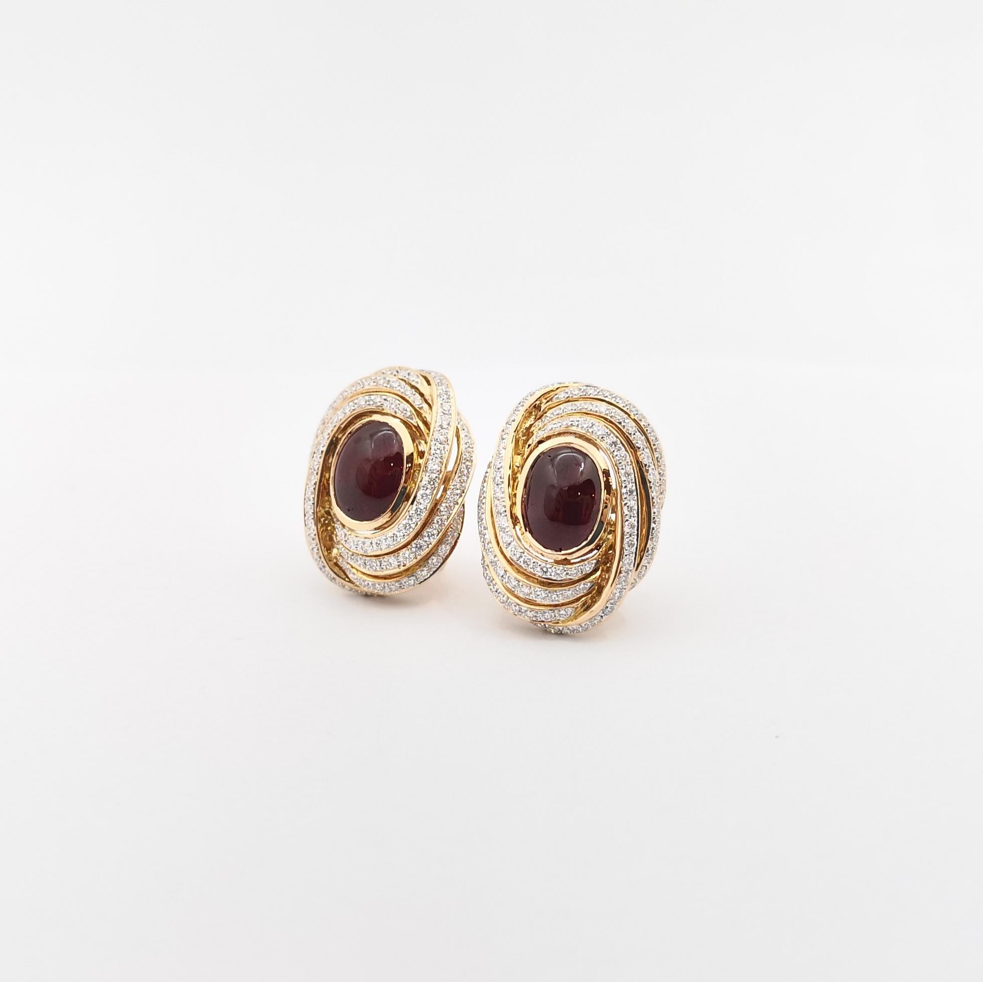 Taille cabochon Boucles d'oreilles en or rose 18 carats serties de rubis cabochons et de diamants en vente