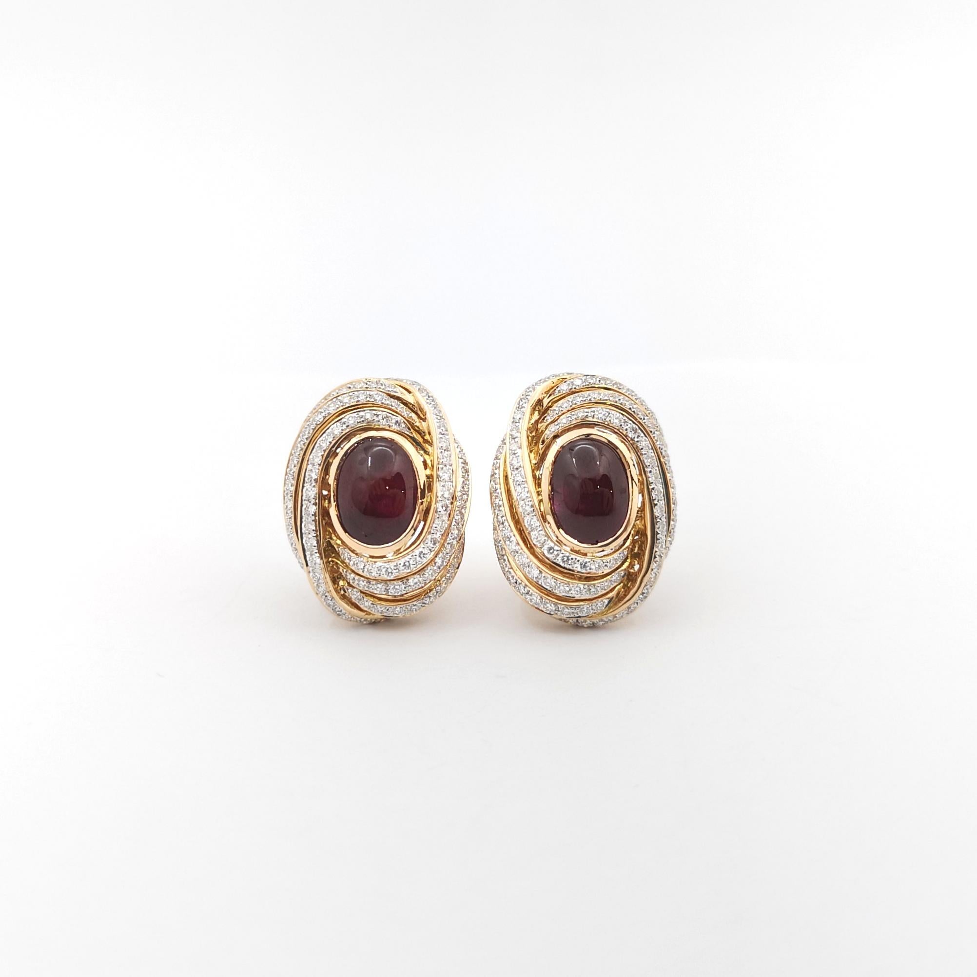 Ohrringe aus 18 Karat Roségold mit Cabochon-Rubin und Diamanten in Fassungen für Damen oder Herren im Angebot
