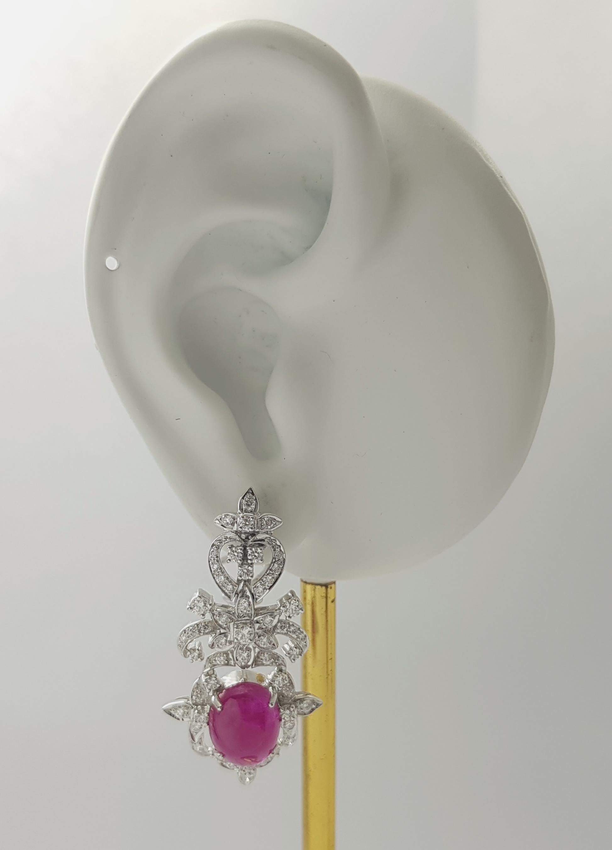 Rubino cabochon 8,96 carati con diamante 1,38 carati Orecchini con montatura in oro bianco 18 carati

Larghezza: 2.0 cm 
Lunghezza: 3.8 cm
Peso totale: 15,06 grammi

