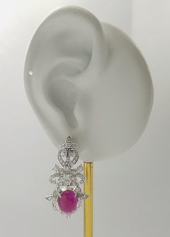 Ohrringe aus 18 Karat Weißgold mit Cabochon-Rubin und Diamanten in Fassungen
