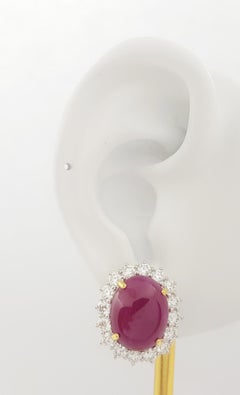 Boucles d'oreilles en or jaune/blanc 18K serties de rubis cabochon et de diamants