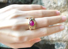Cabochon Rubin mit Diamantring in 18 Karat Goldfassung