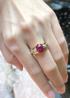 Bague en or 18 carats avec rubis cabochon et diamant