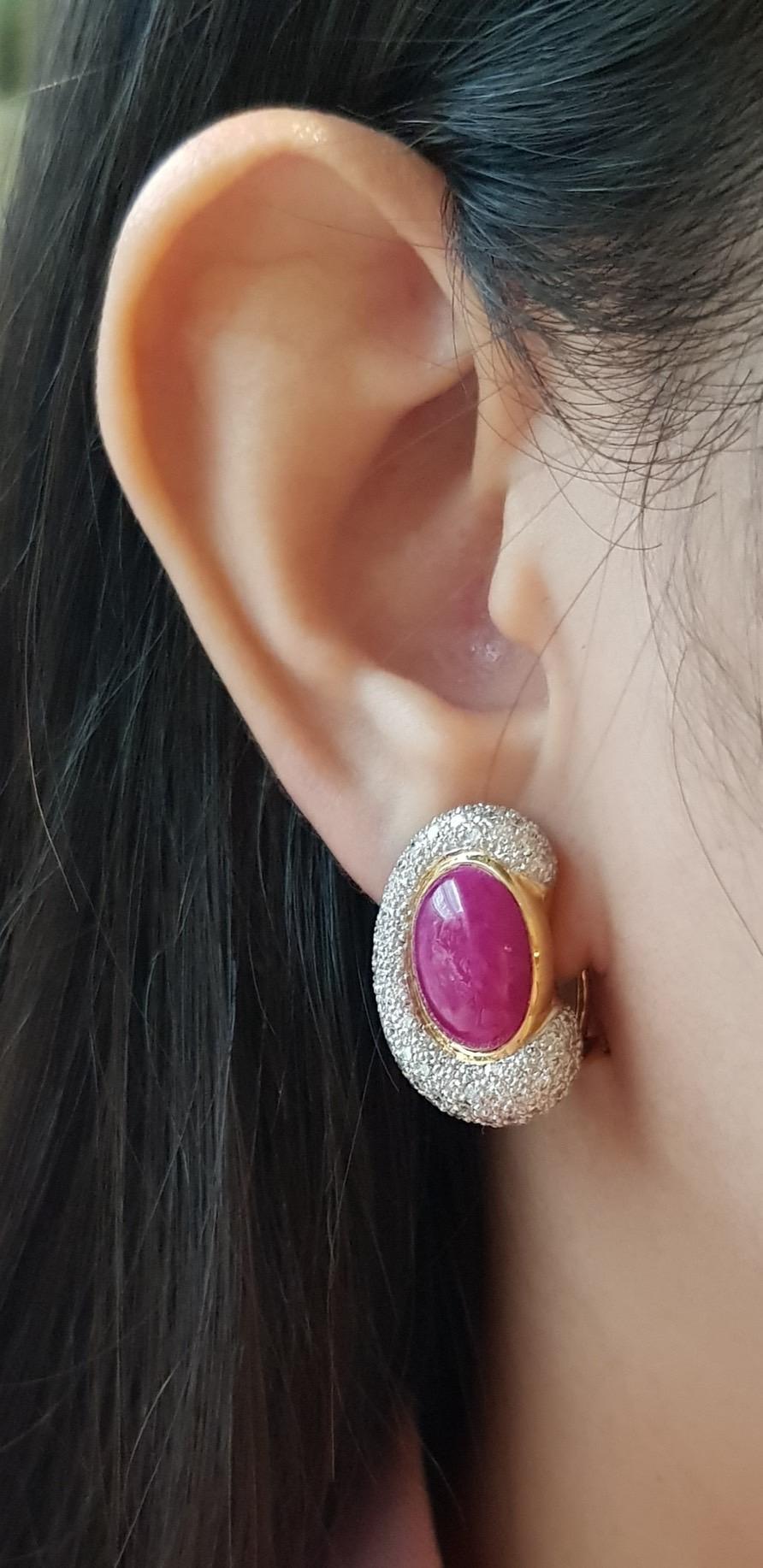 Rubino cabochon 14,76 carati con diamante 4,09 carati Orecchini con montatura in oro 18 carati

