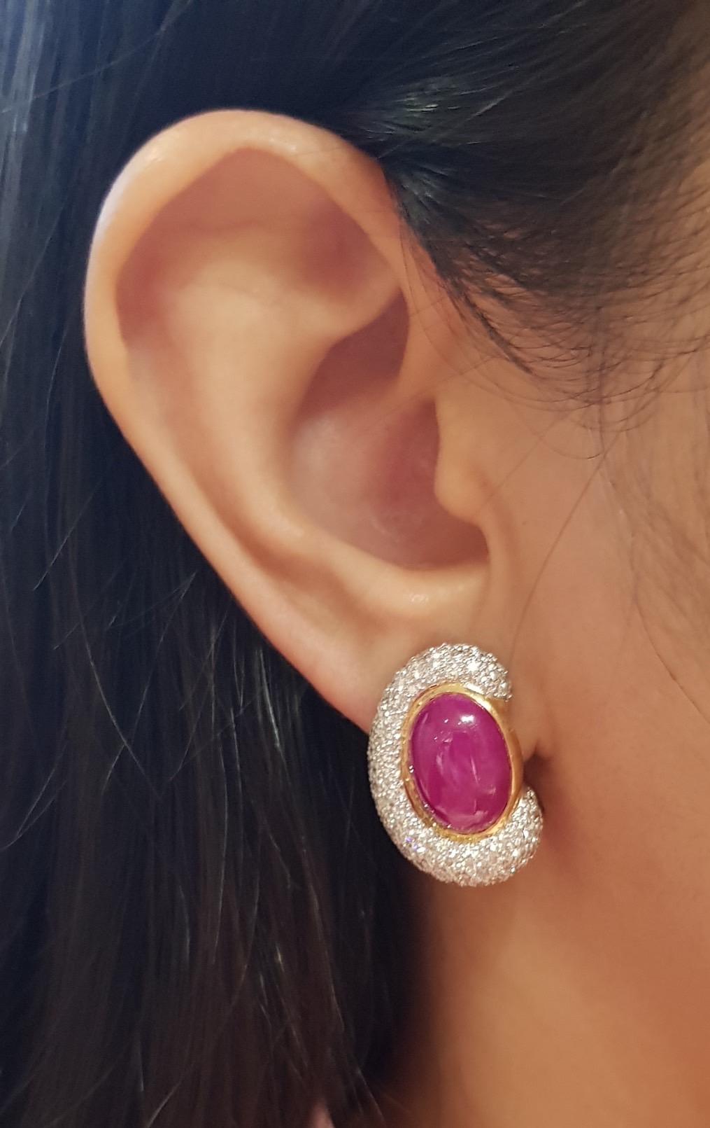 Contemporaneo Anello con rubino cabochon e diamanti con montatura in oro 18 carati in vendita