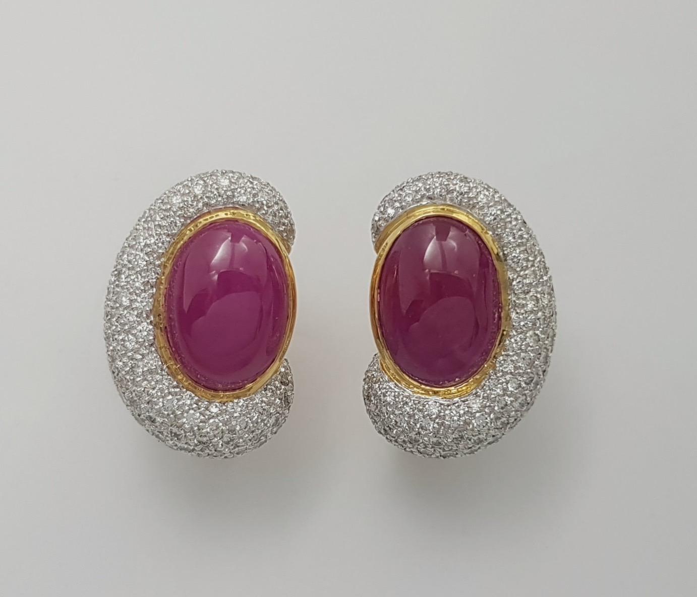 Cabochon Anello con rubino cabochon e diamanti con montatura in oro 18 carati in vendita