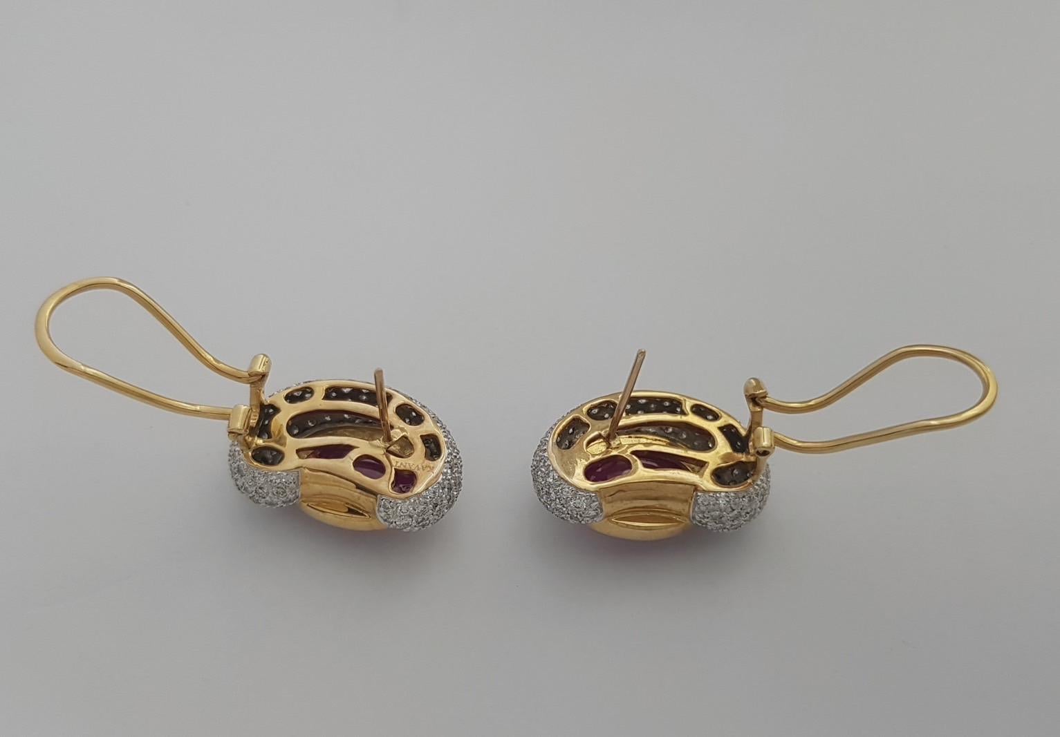 Anello con rubino cabochon e diamanti con montatura in oro 18 carati In condizioni Nuovo in vendita a Bangkok, TH