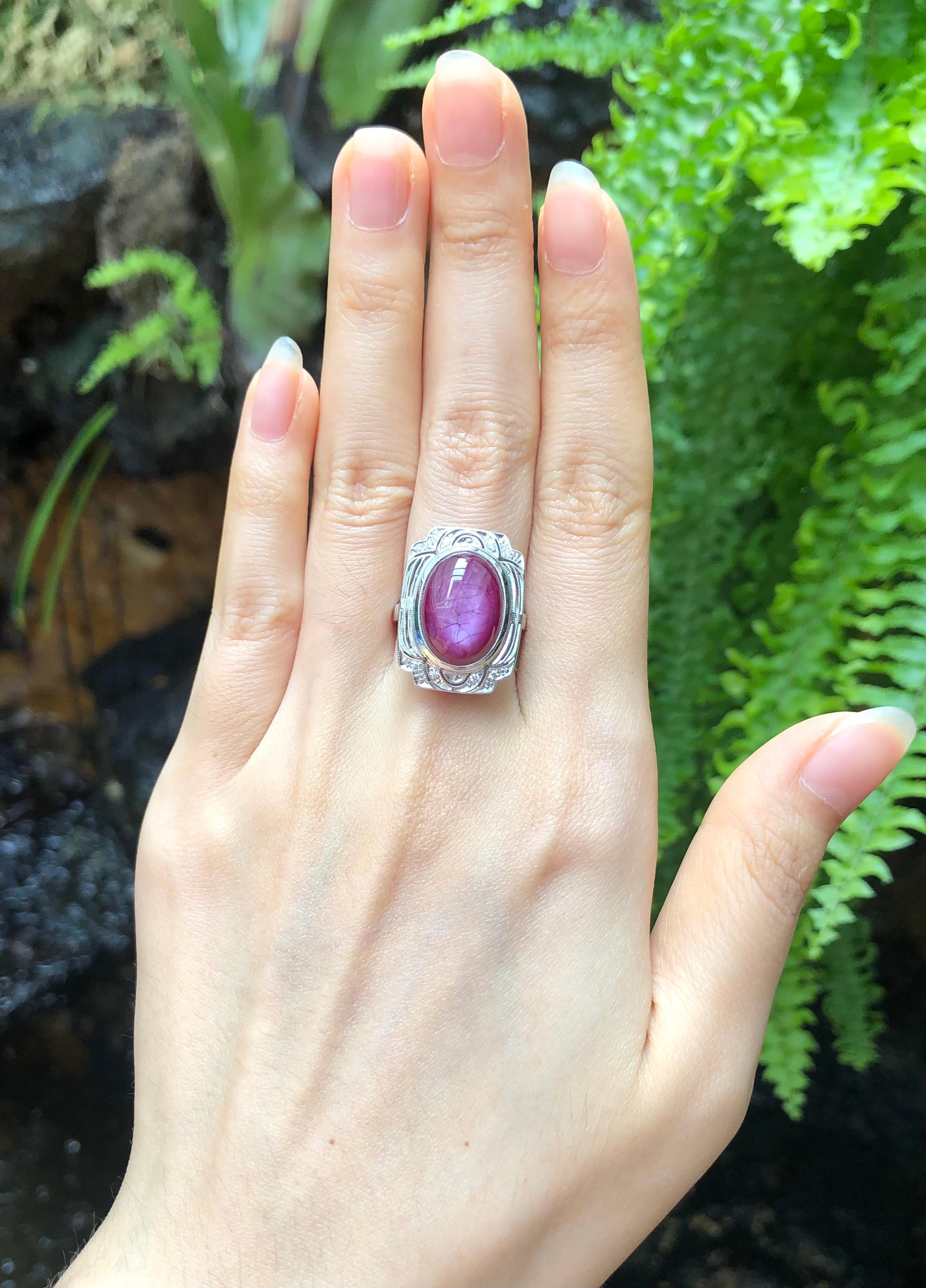 Cabochon Rubin 10,30 Karat mit Diamant 0,05 Karat Ring in 18 Karat Weißgold gefasst

Breite:  1.7 cm 
Länge: 2,2 cm
Ringgröße: 51
Gesamtgewicht: 10,19 Gramm

