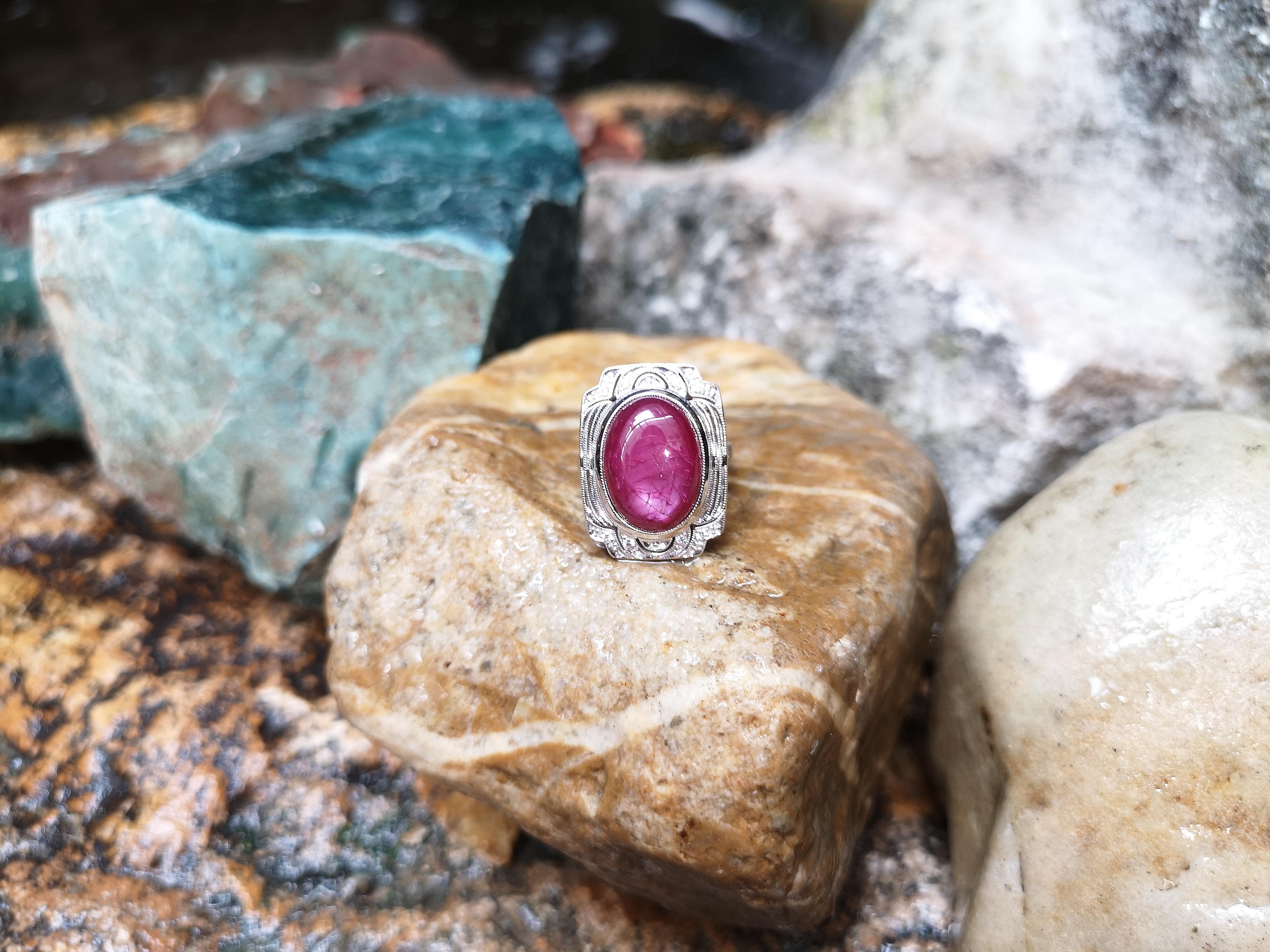 Cabochon Rubin mit Diamantring in 18 Karat Weißgold gefasst im Zustand „Neu“ im Angebot in Bangkok, TH