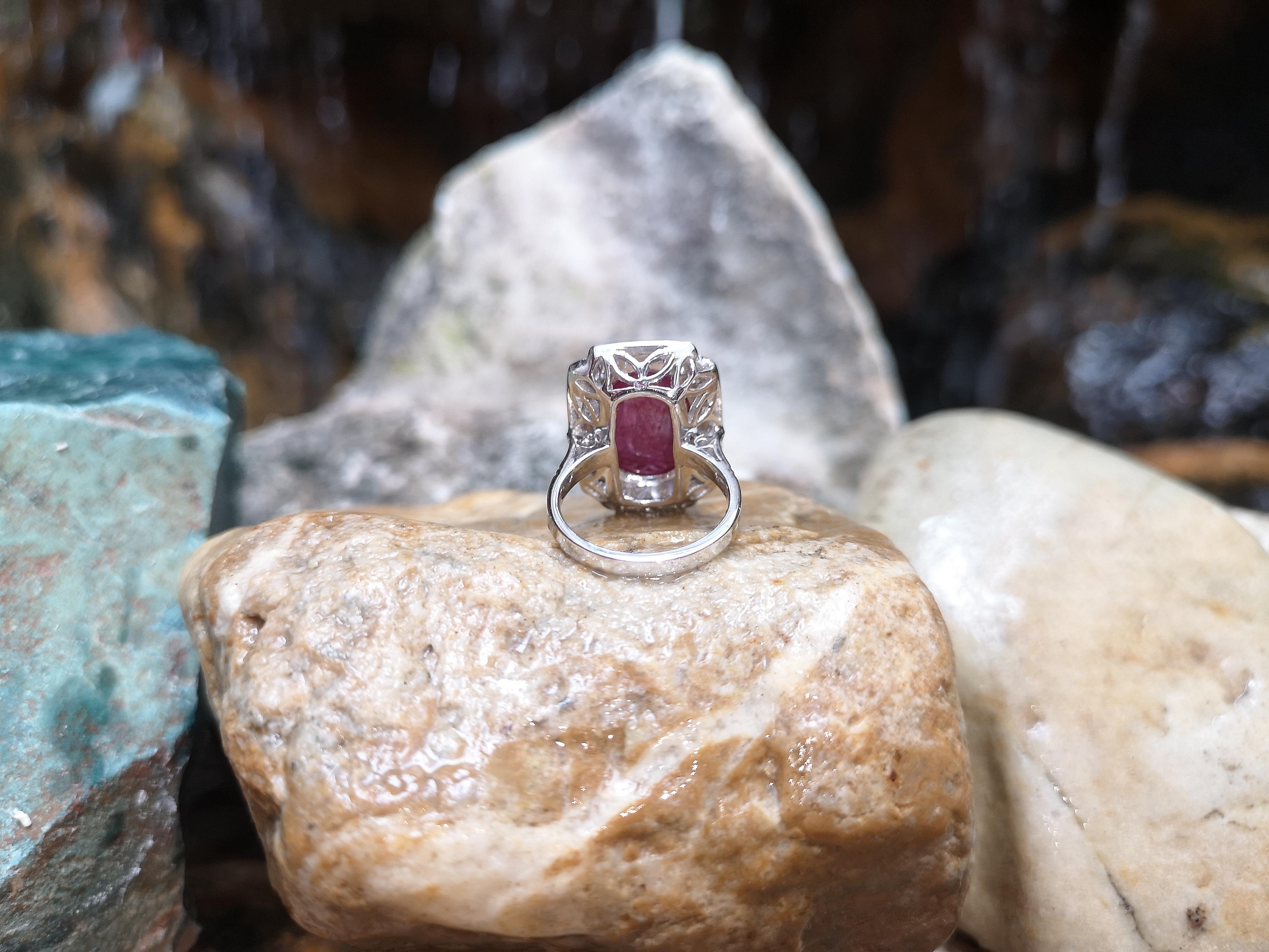 Cabochon Rubin mit Diamantring in 18 Karat Weißgold gefasst im Angebot 3