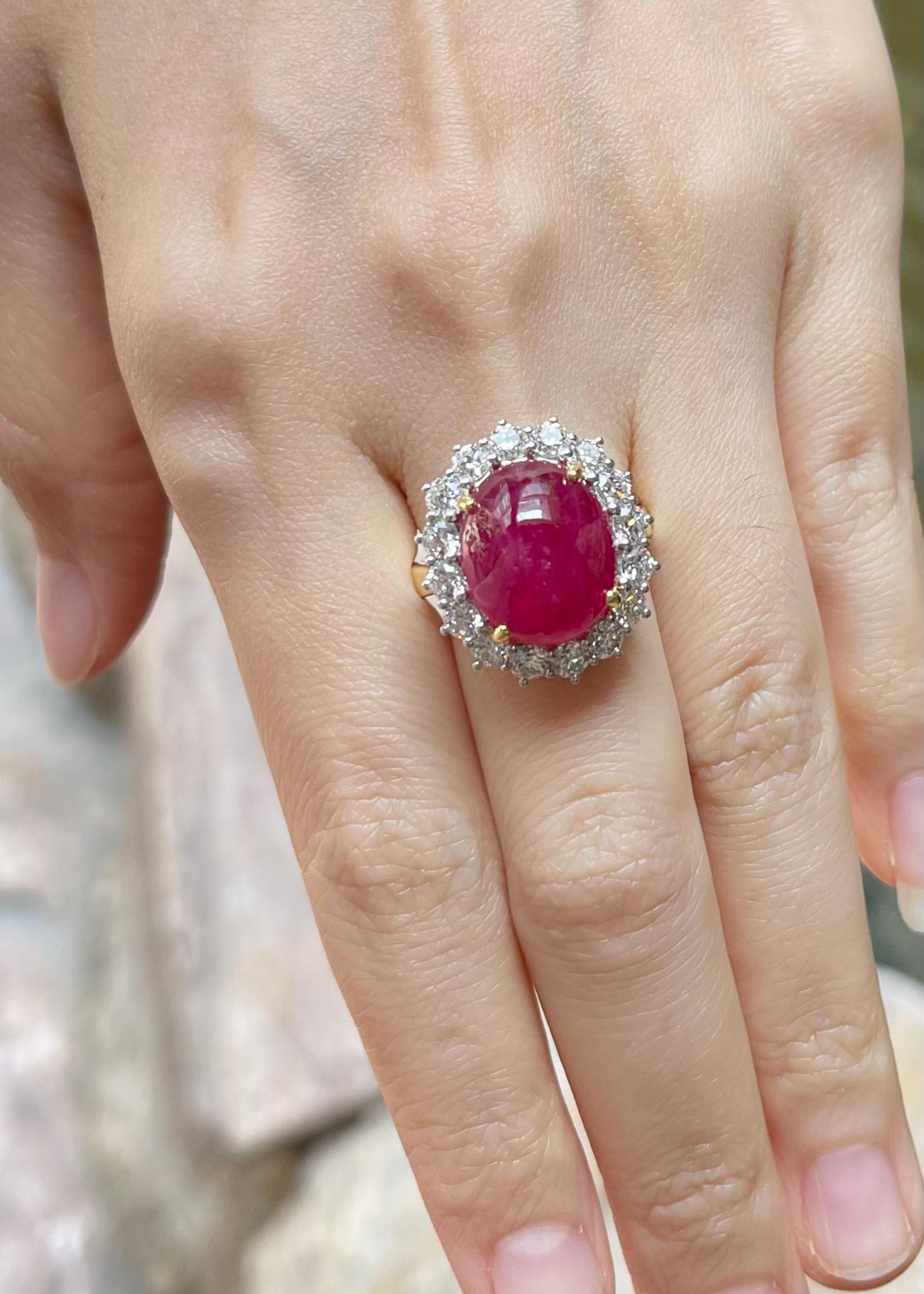 Cabochon Ruby with Diamond Ring set in 18K Gold Setting In New Condition For Sale In Bangkok, TH