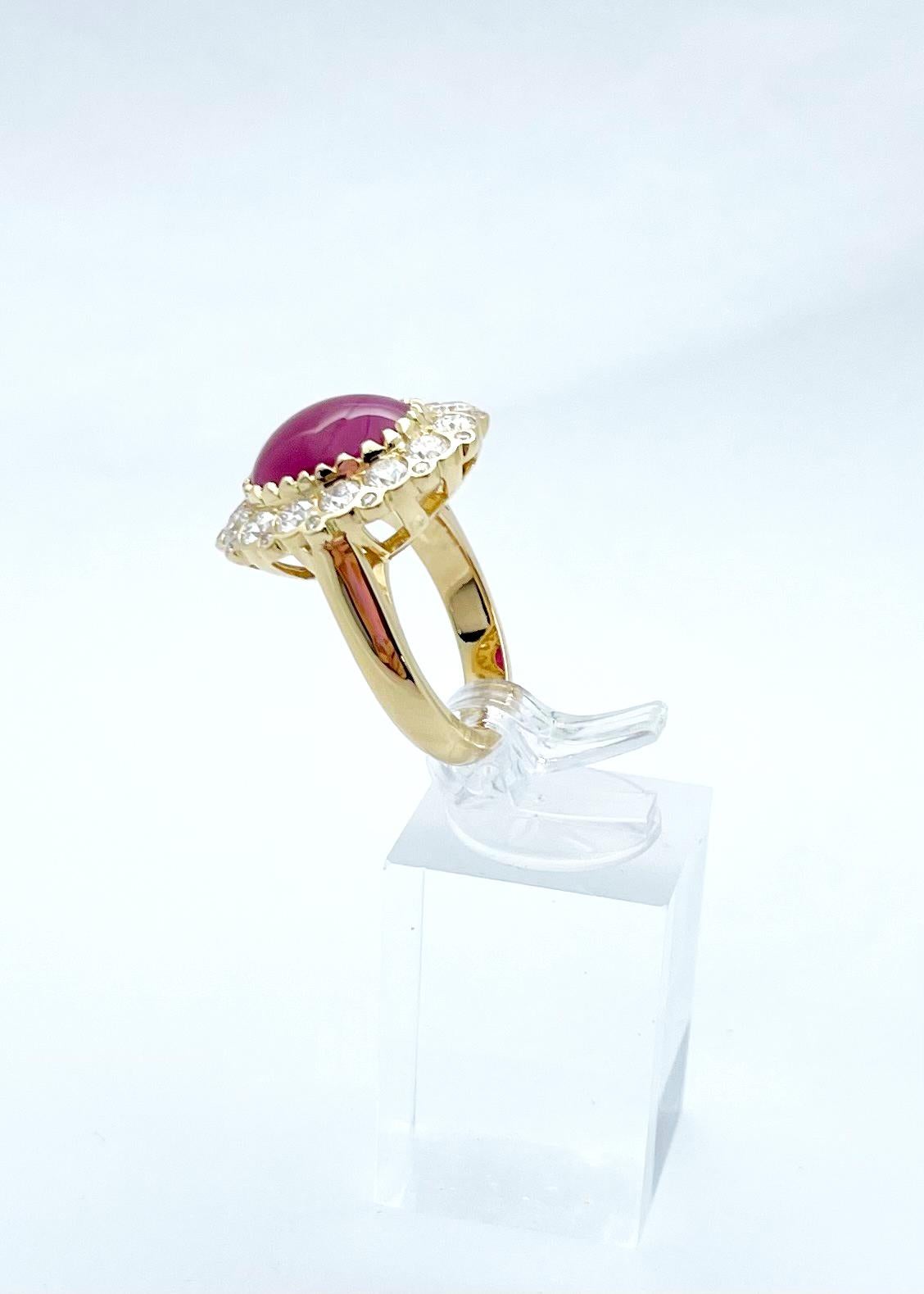 Bague en or 18K sertie de rubis cabochon et de diamants en vente 4