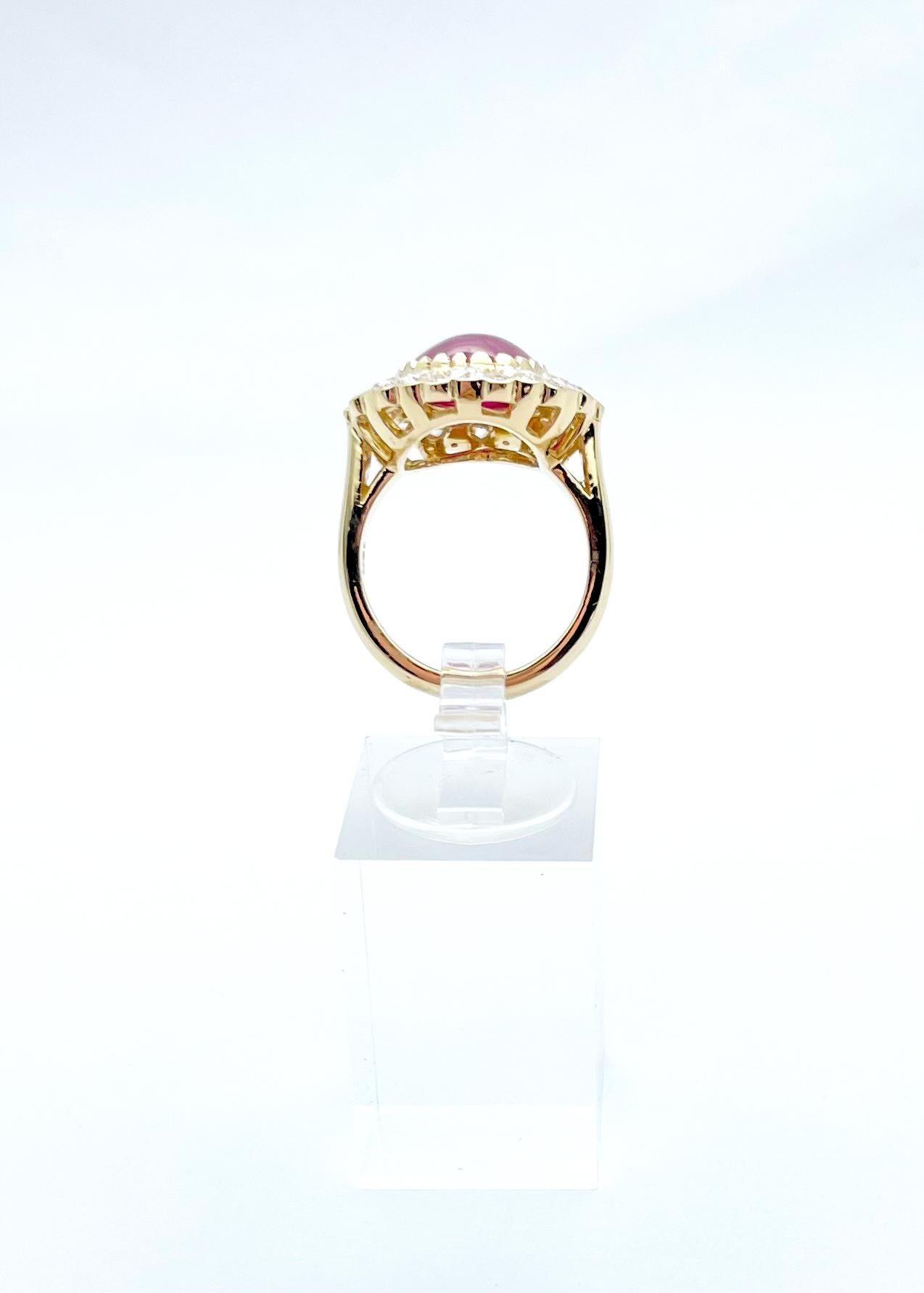 Bague en or 18K sertie de rubis cabochon et de diamants en vente 5