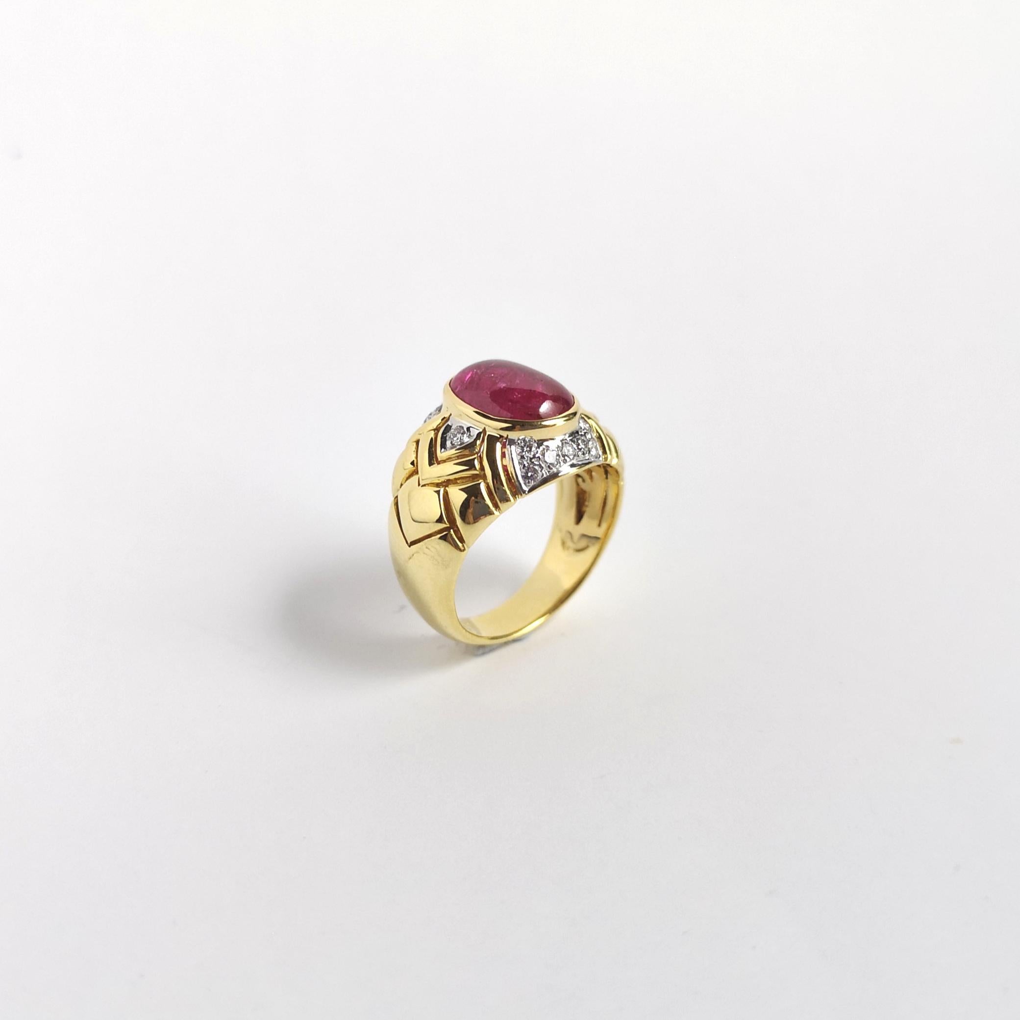 Cabochon-Rubin mit Diamantring in 18 Karat Gold gefasst im Angebot 10