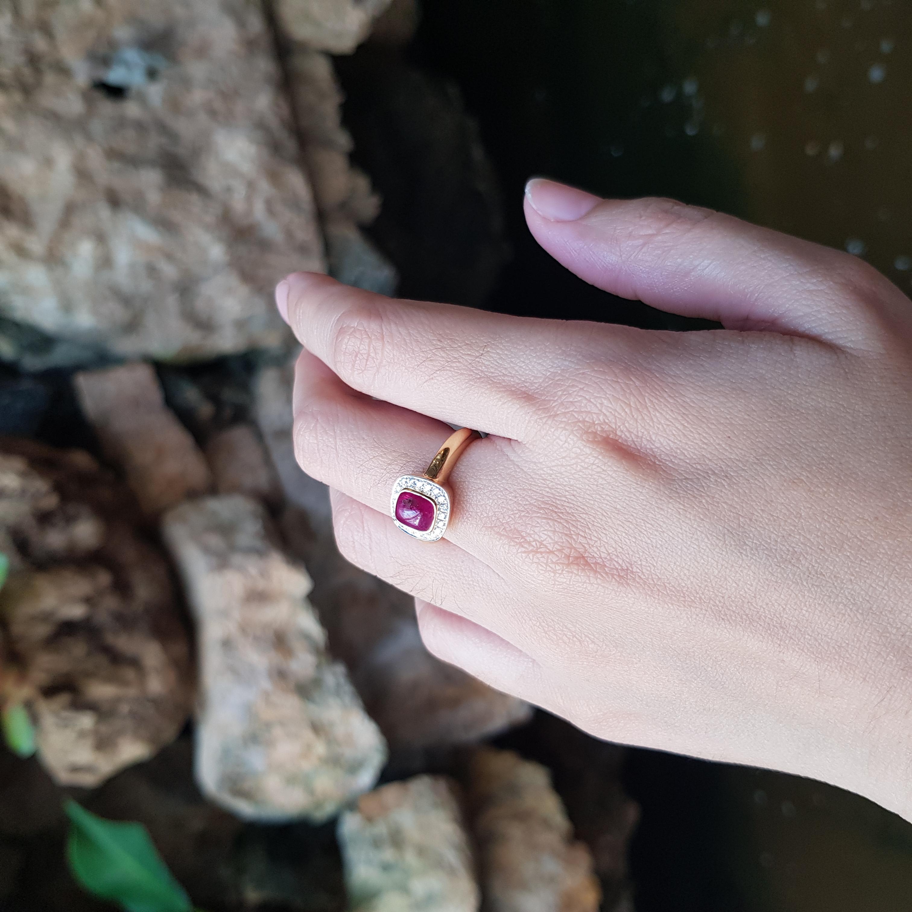 Anillo de Rubí Cabujón de 1,86 quilates con Diamante de 0,17 quilates engastado en Oro de 18 quilates

Anchura:  1.0 cm 
Longitud: 1.0 cm
Tamaño del anillo: 53
Peso total: 5,25 gramos


