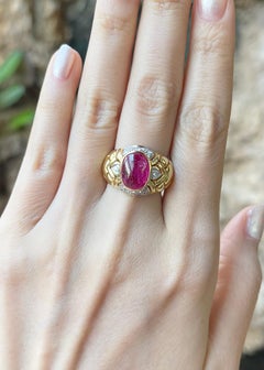 Anello con rubino cabochon e diamante con montatura in oro 18K