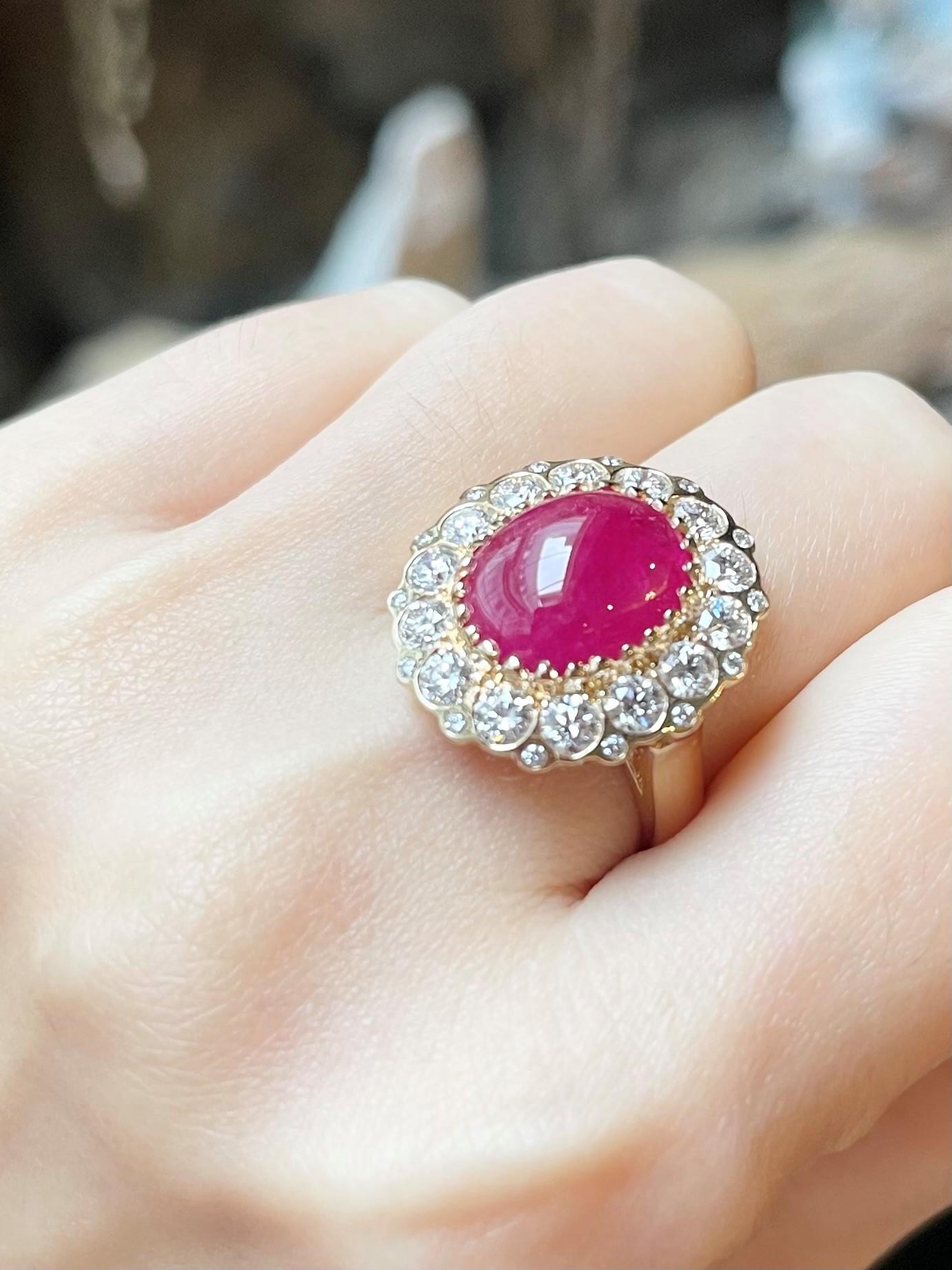 Contemporain Bague en or 18K sertie de rubis cabochon et de diamants en vente