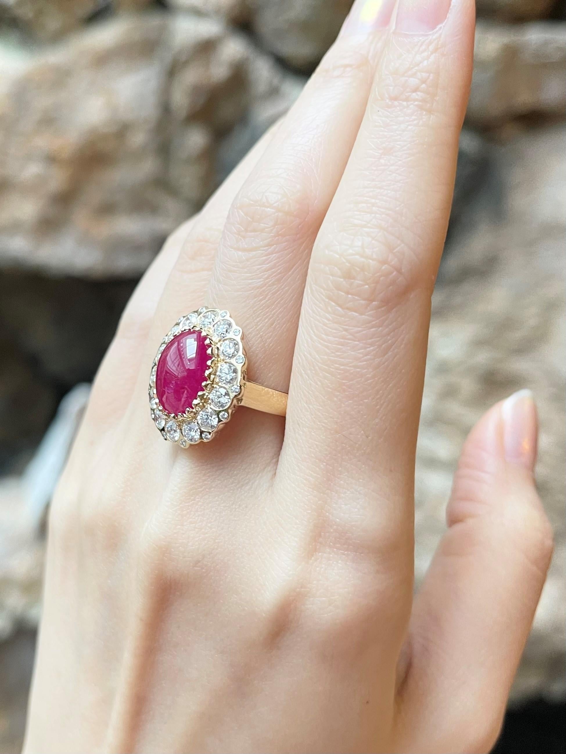 Taille cabochon Bague en or 18K sertie de rubis cabochon et de diamants en vente