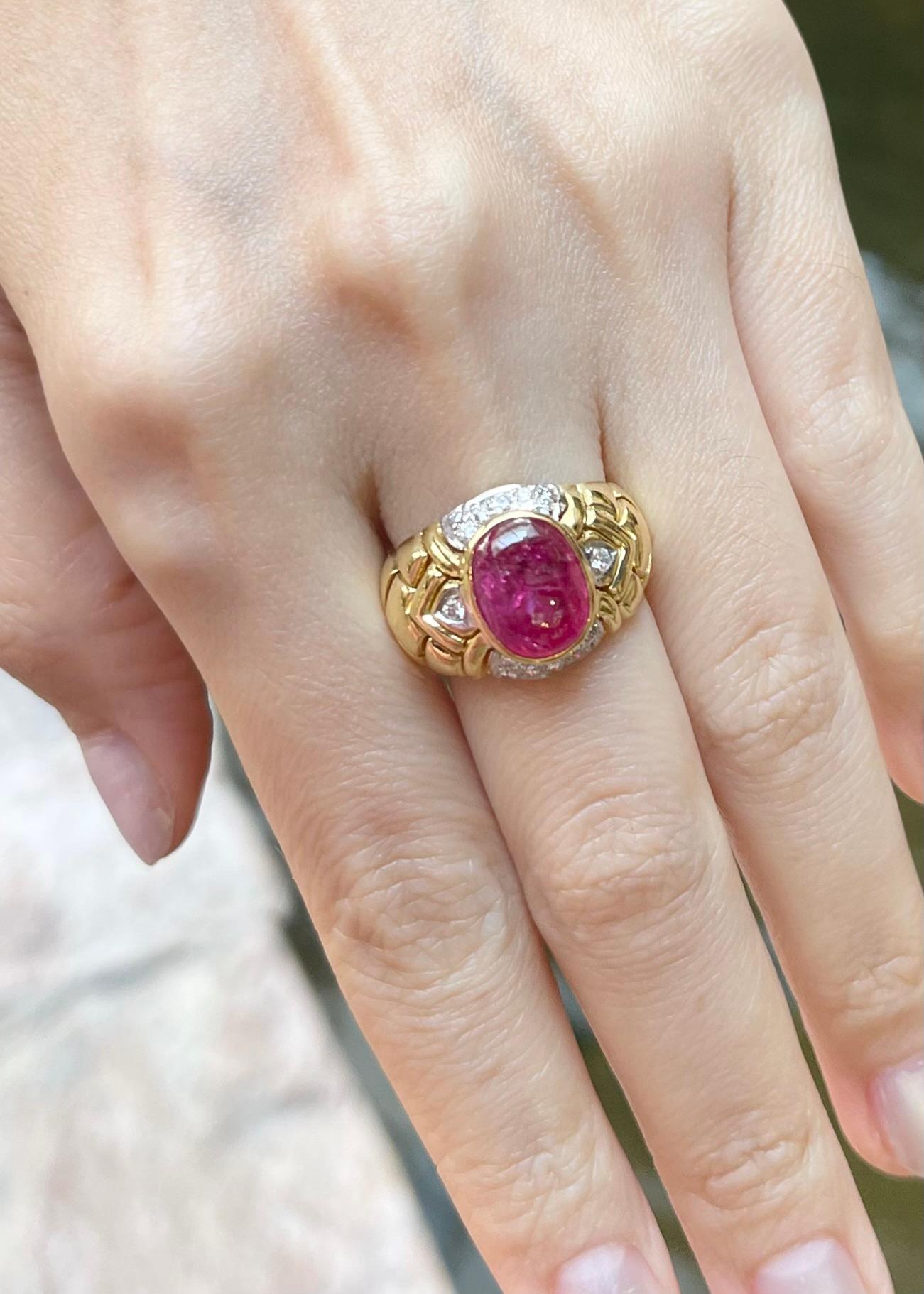 Cabochon-Rubin mit Diamantring in 18 Karat Gold gefasst im Zustand „Neu“ im Angebot in Bangkok, TH