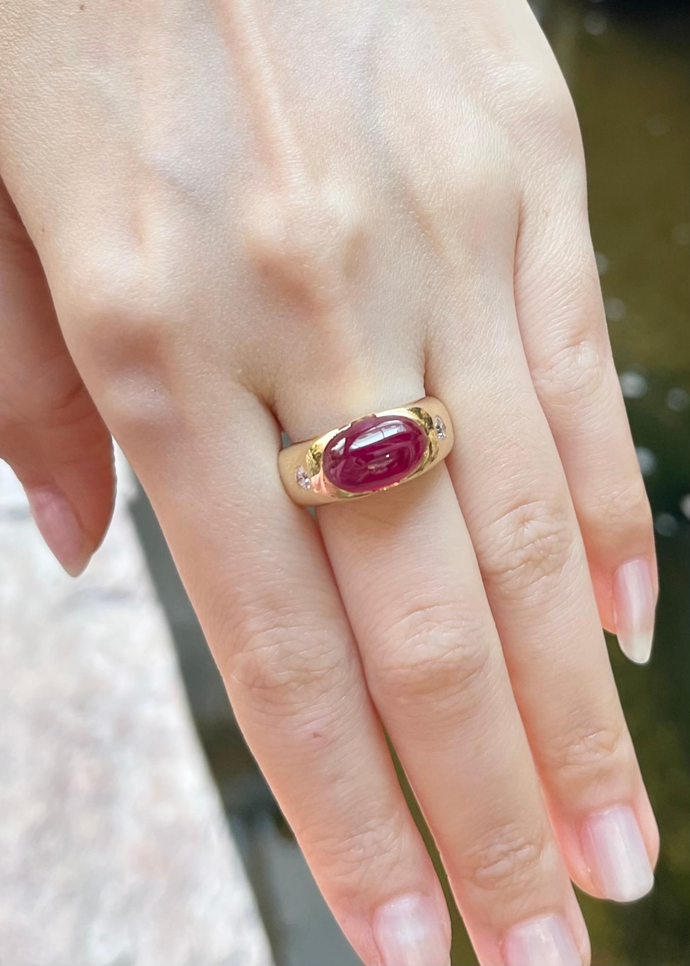 Cabochon-Rubin mit Diamantring in 18 Karat Gold gefasst im Zustand „Neu“ im Angebot in Bangkok, TH