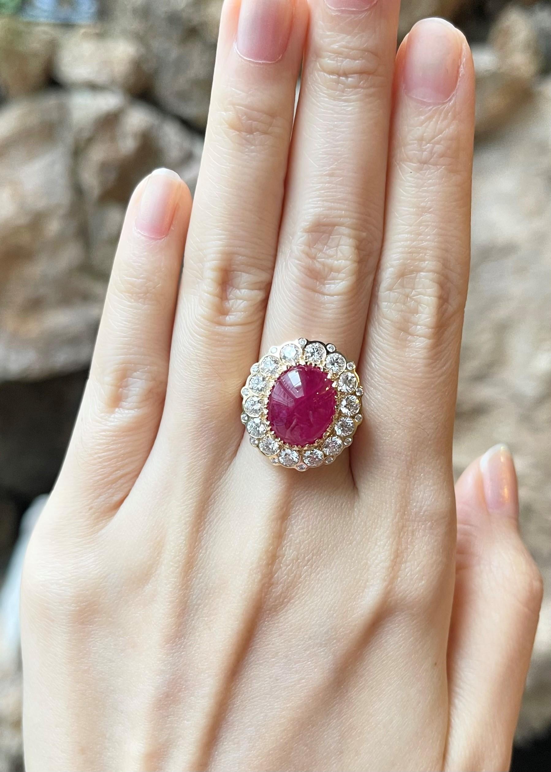 Bague en or 18K sertie de rubis cabochon et de diamants Neuf - En vente à Bangkok, TH
